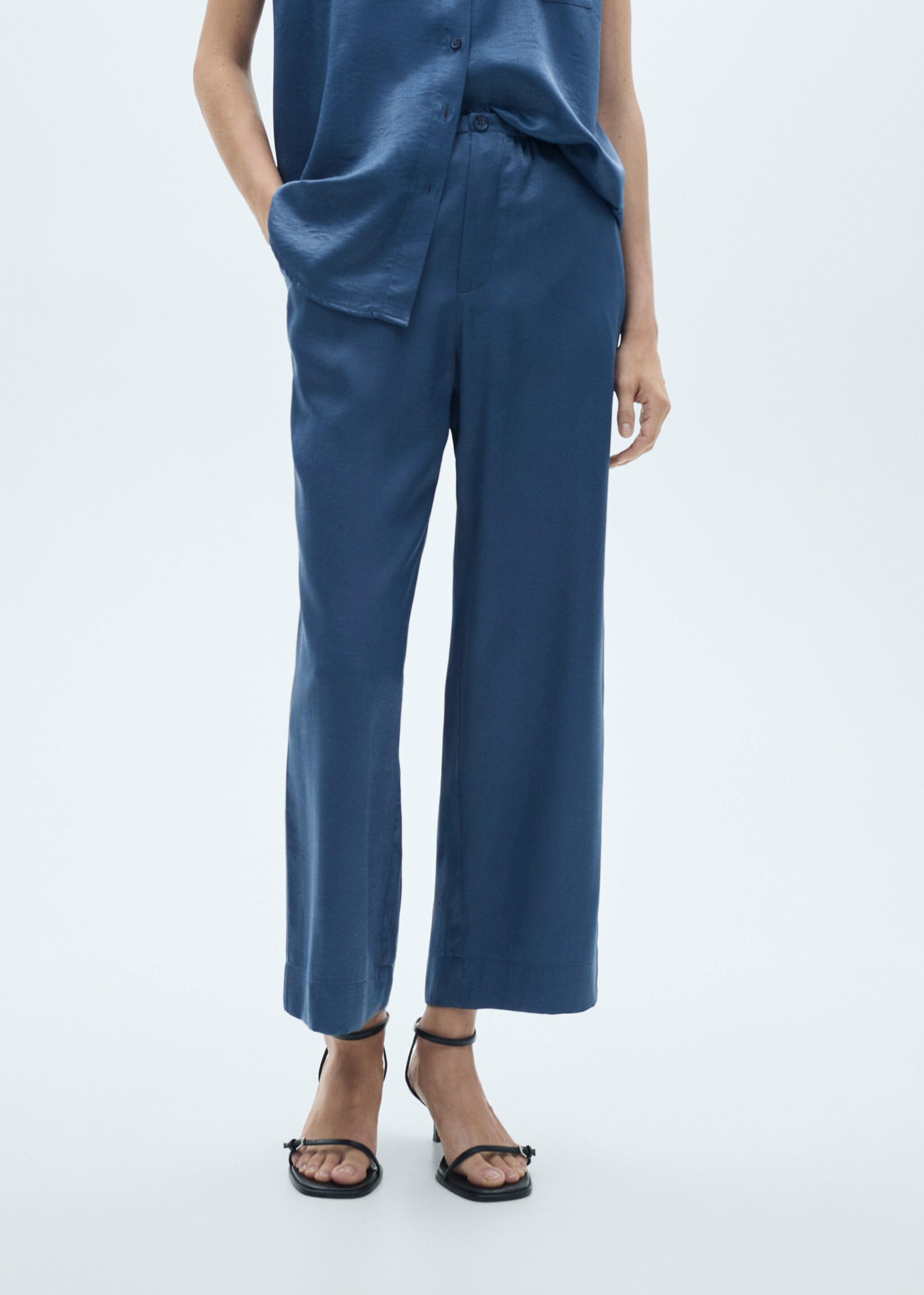 Pantalón crop satinado - Plano medio
