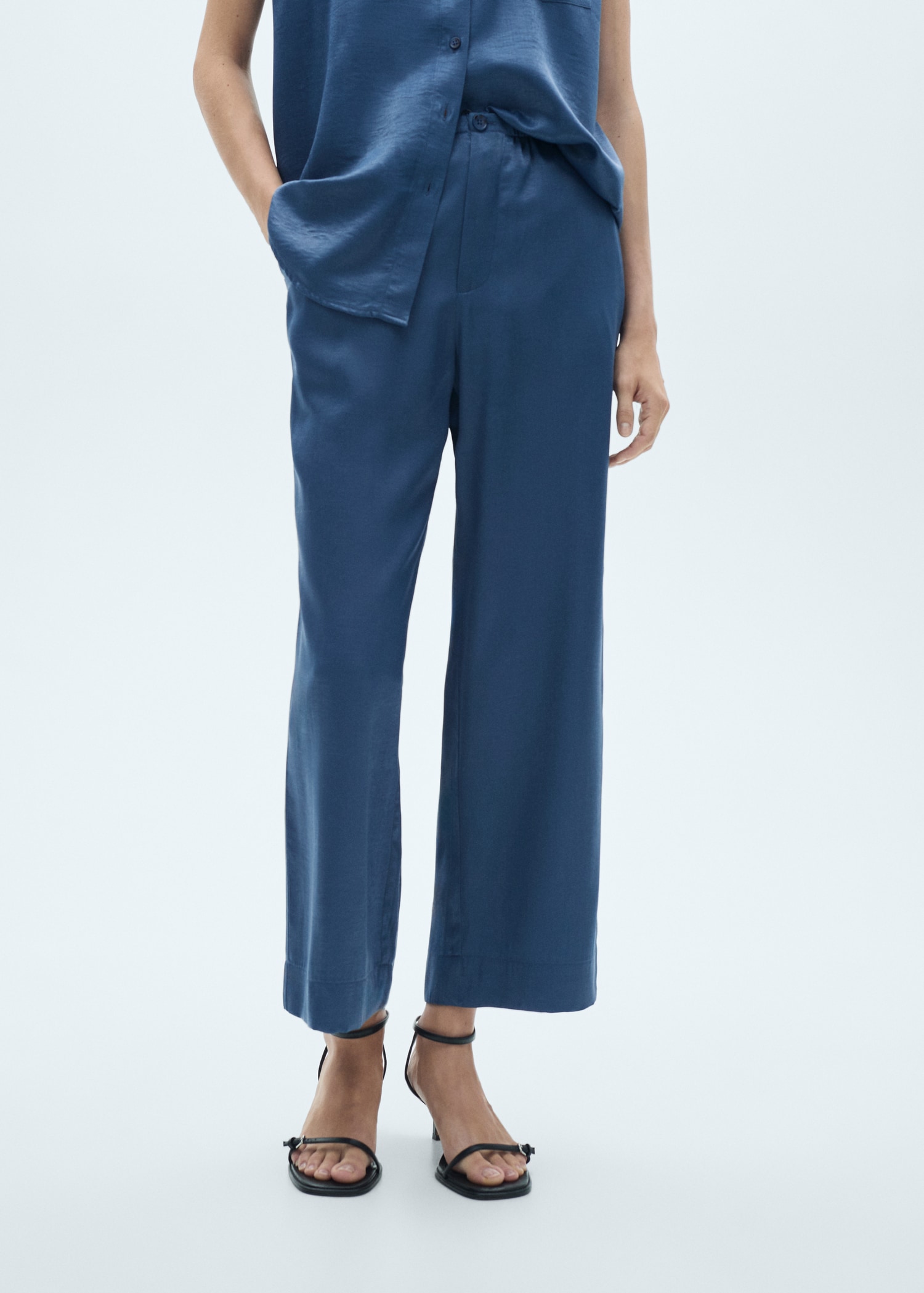 Pantalón crop satinado - Plano medio