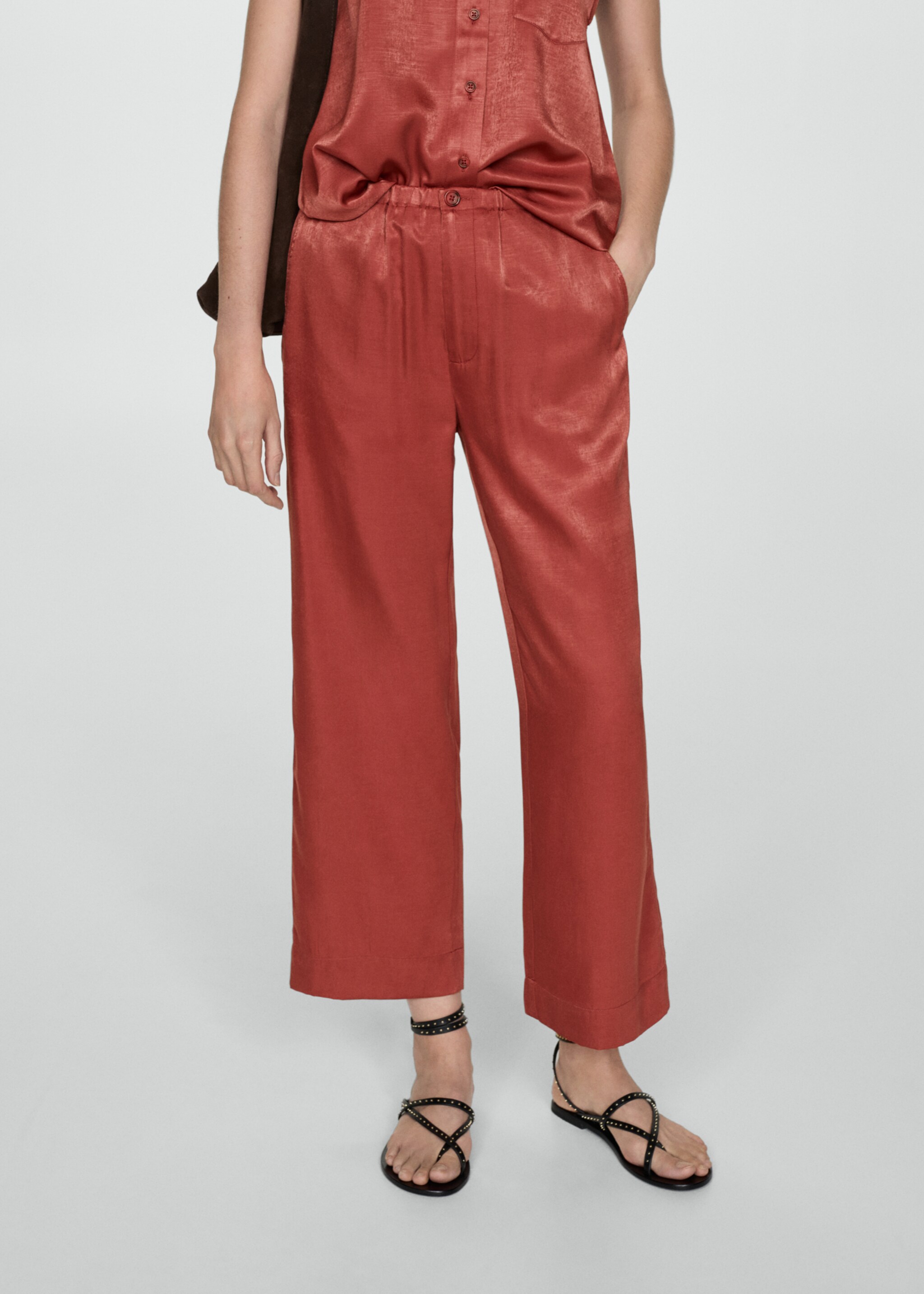 Pantalón crop satinado - Plano medio