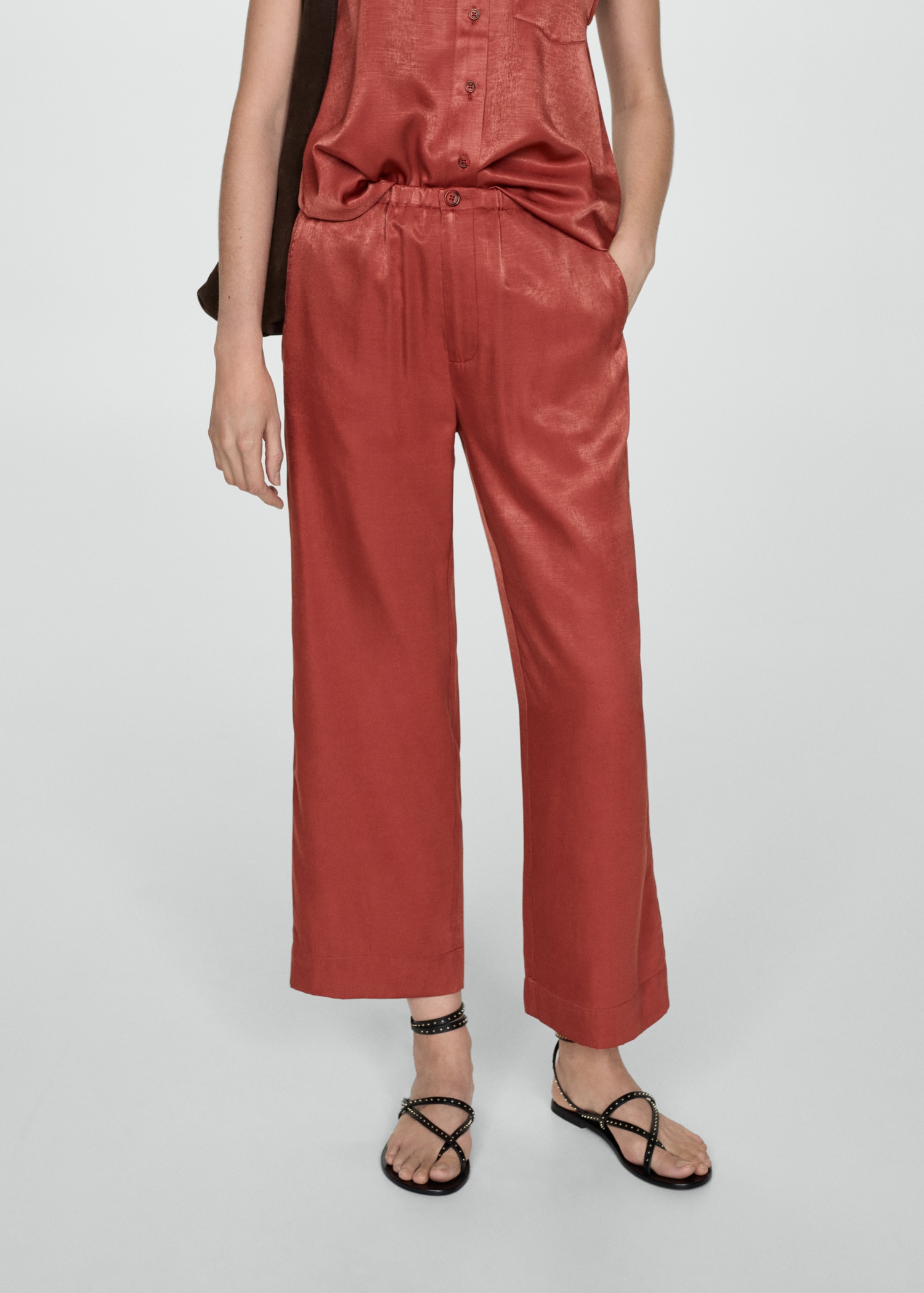 Pantalón crop satinado - Plano medio