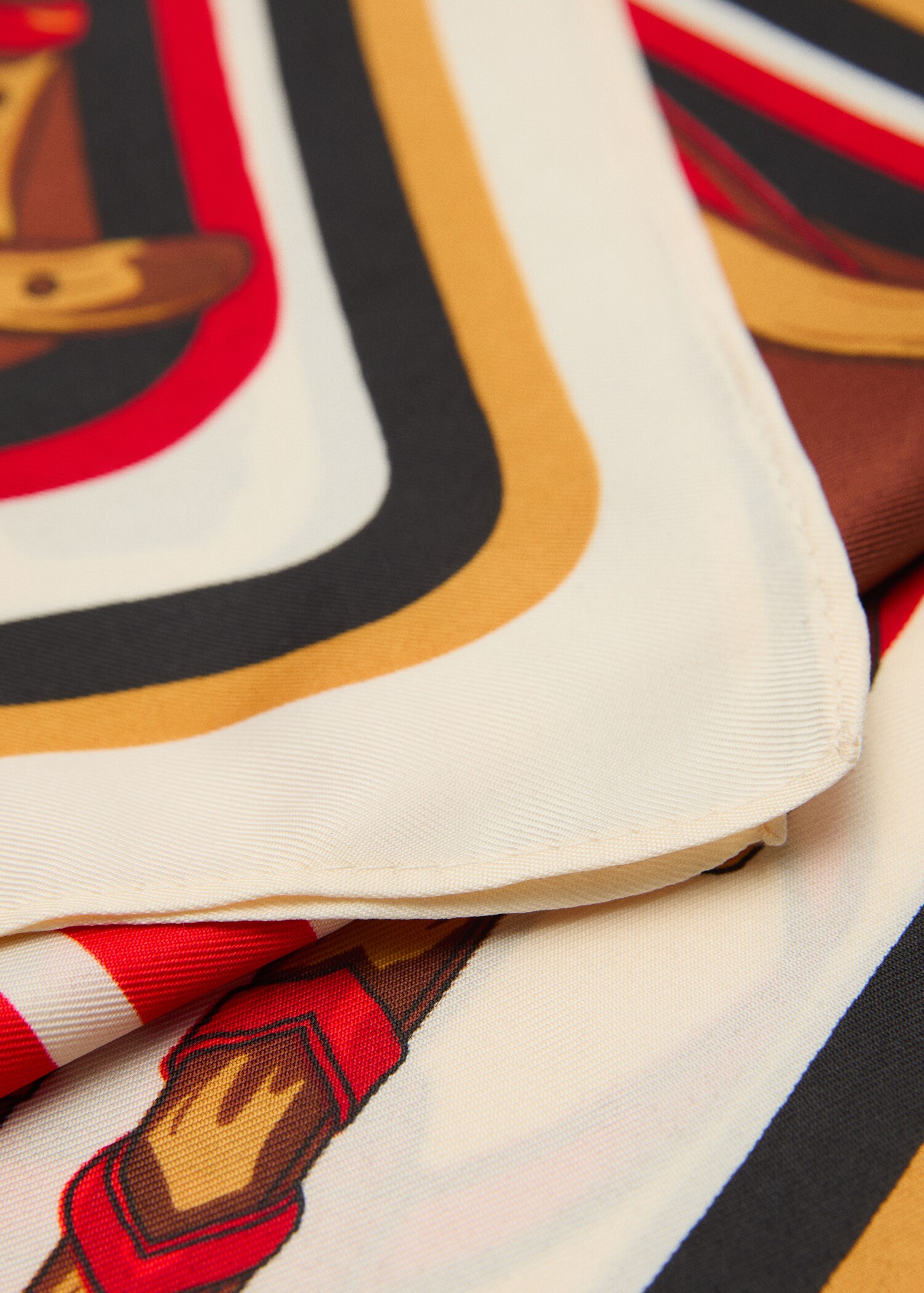 Foulard satiné imprimé - Plan moyen