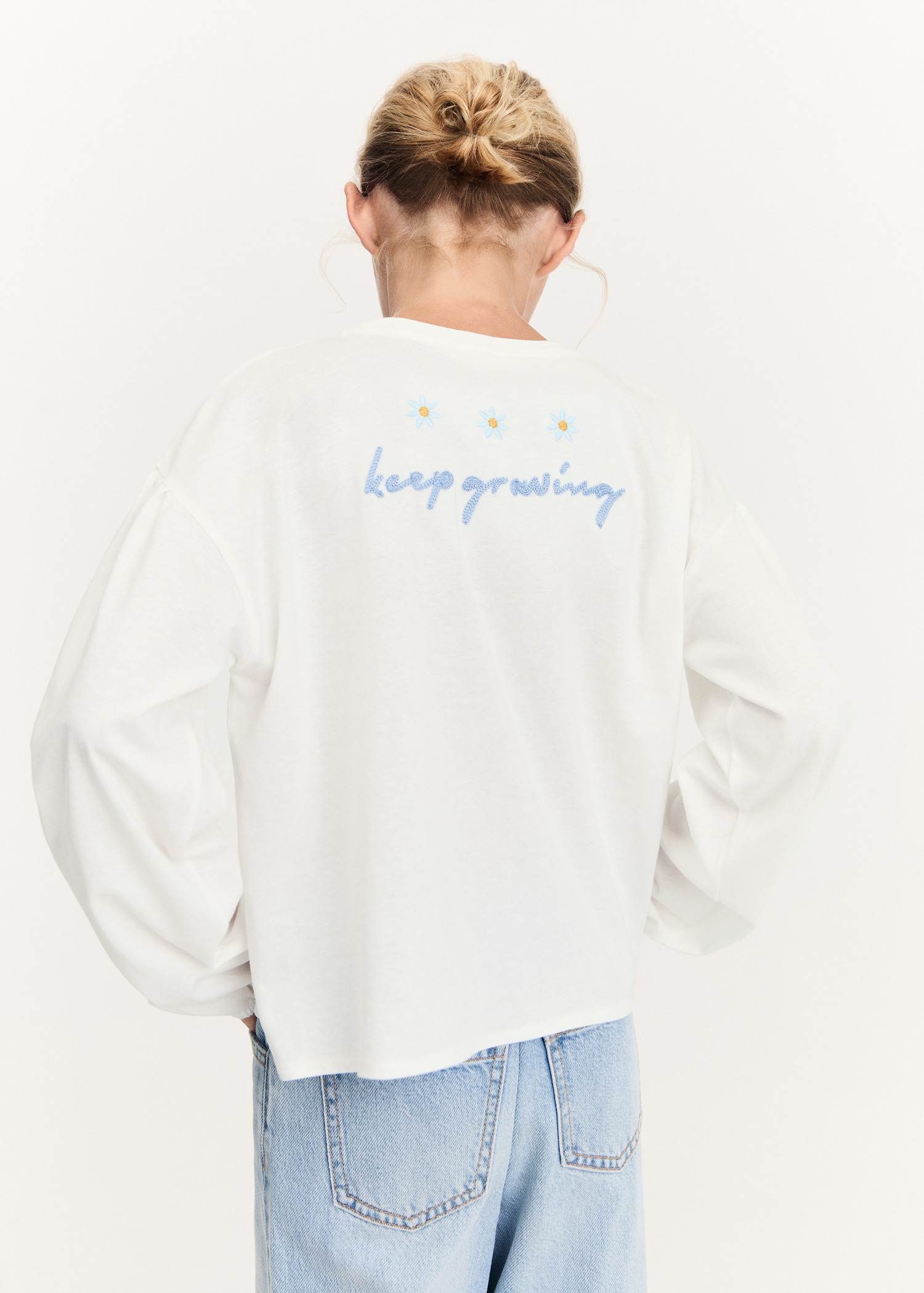 T-shirt détails brodés - Plan moyen