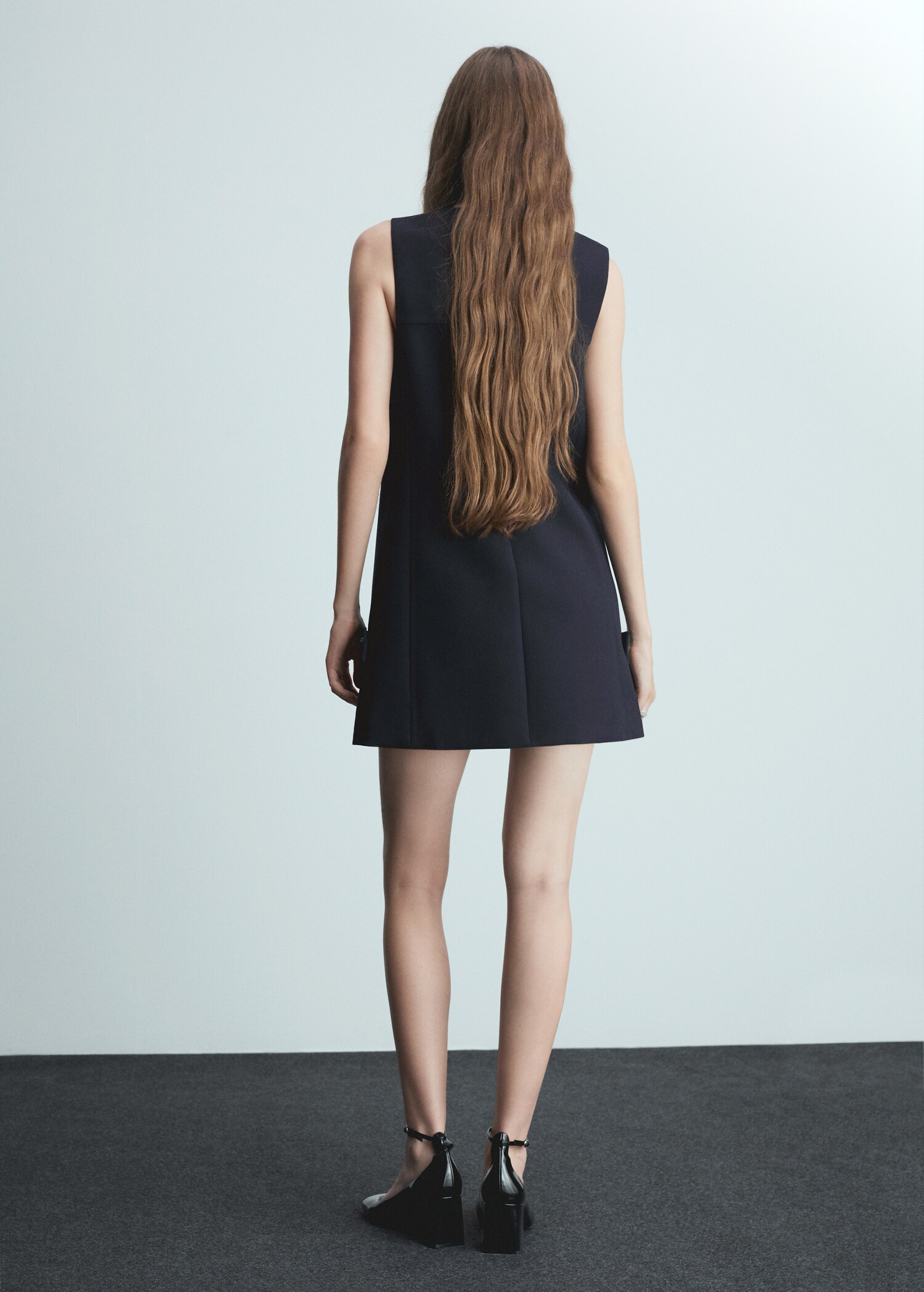 Short dress with decorative buttons - Reverse of the article