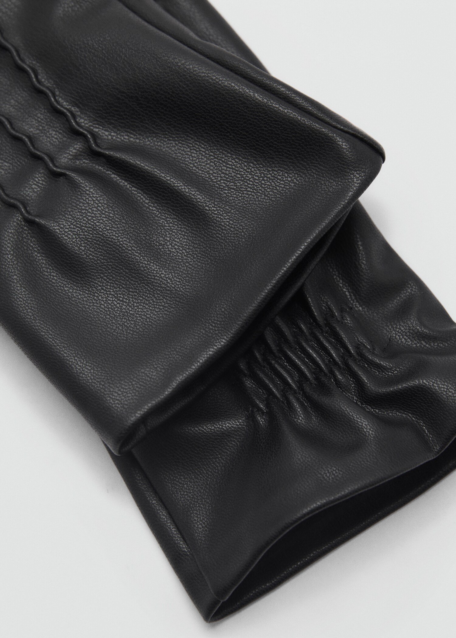 Gants détail froncé - Plan moyen