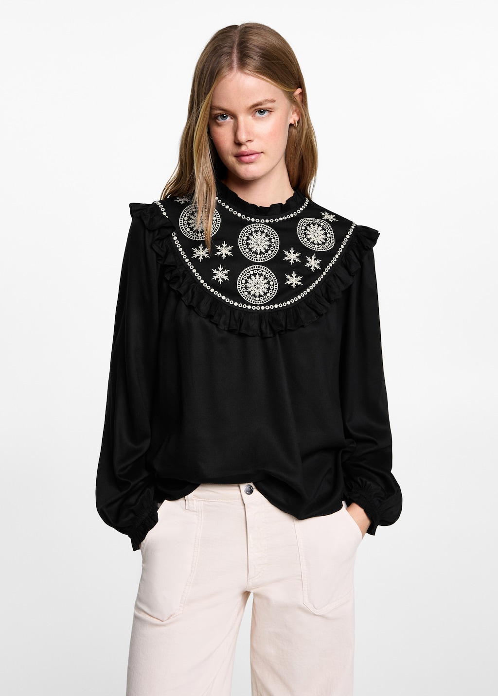 Blusa fluida detalles bordados