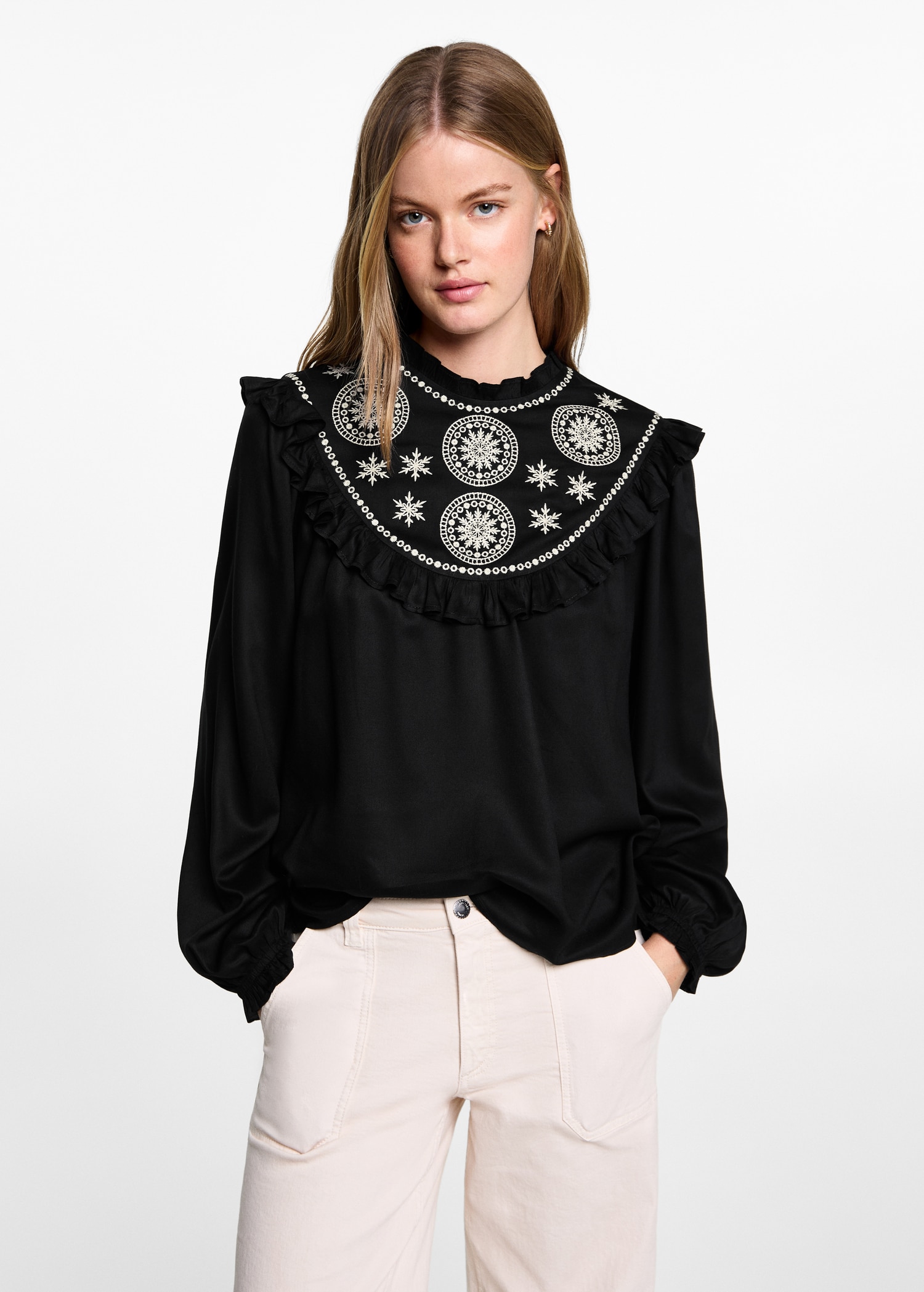 Blouse fluide détails brodés - Plan moyen