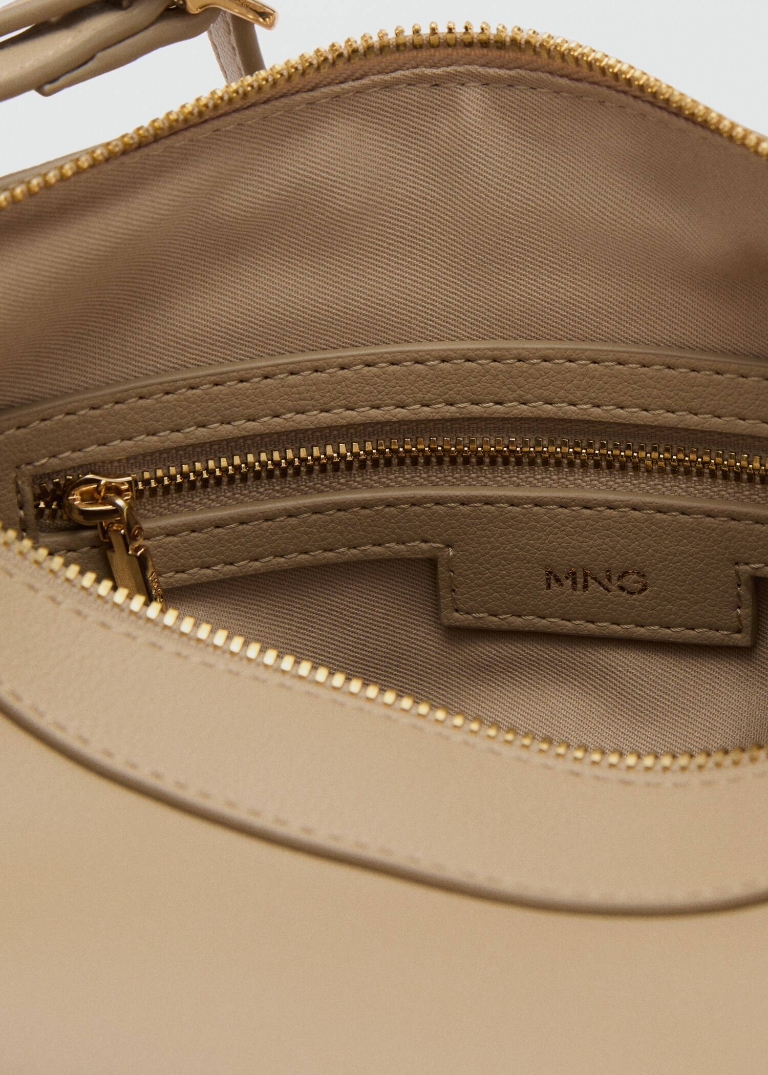 Shoulder bag with zip - Details of the article 3