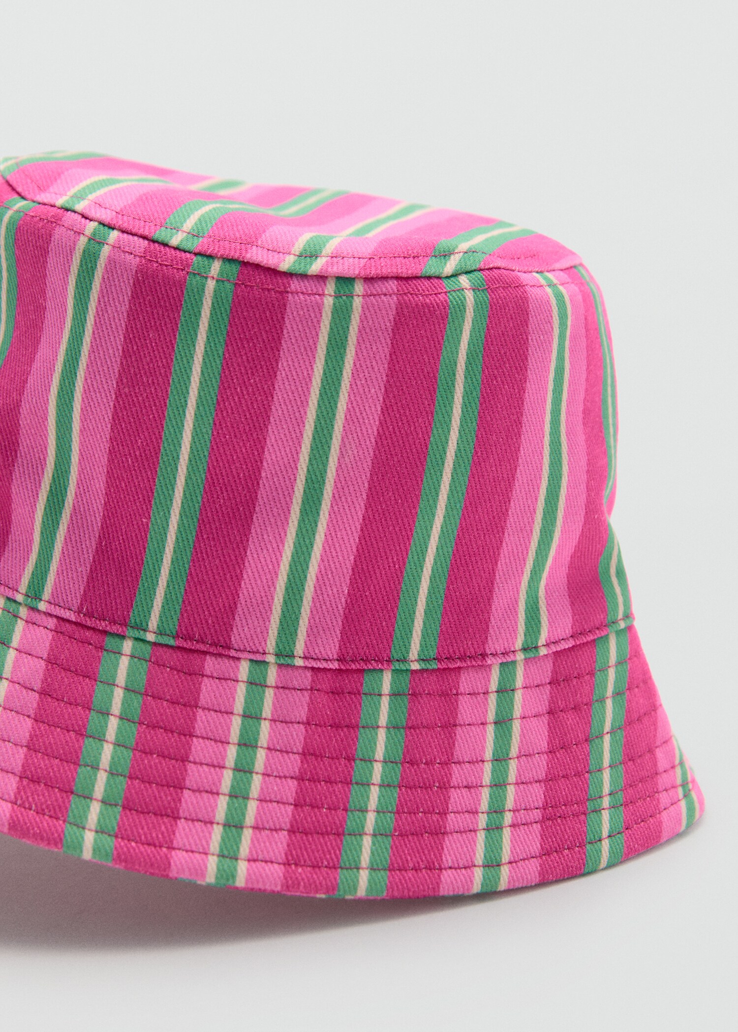 Gorro bucket estampado - Plano medio