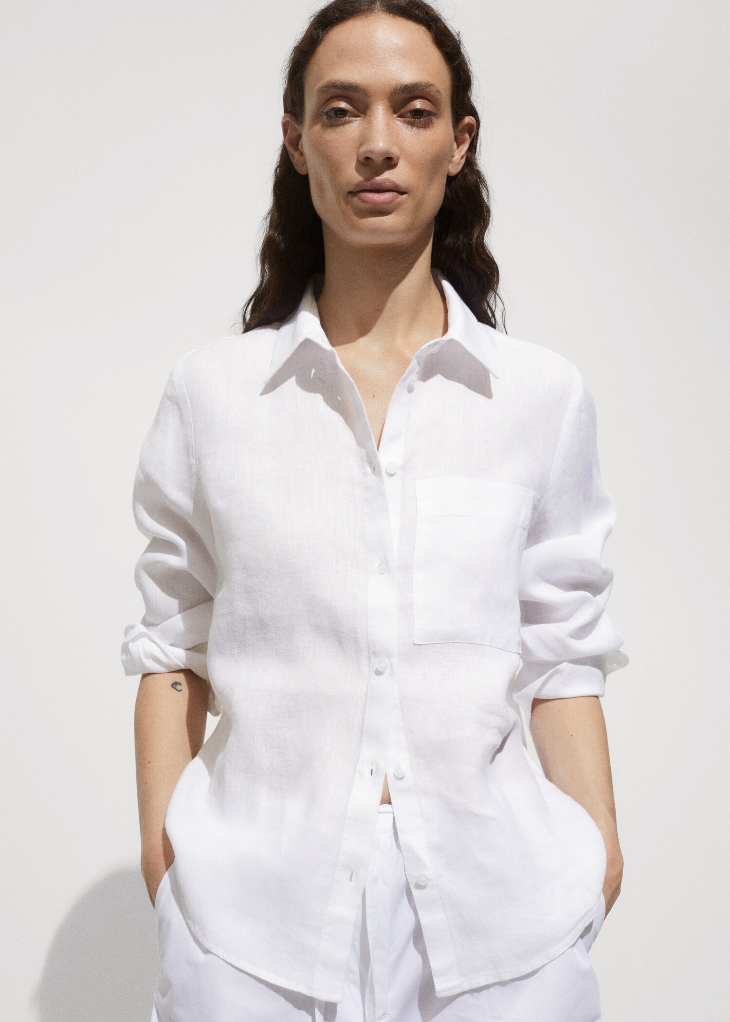 Camisa lino bolsillo - Plano medio
