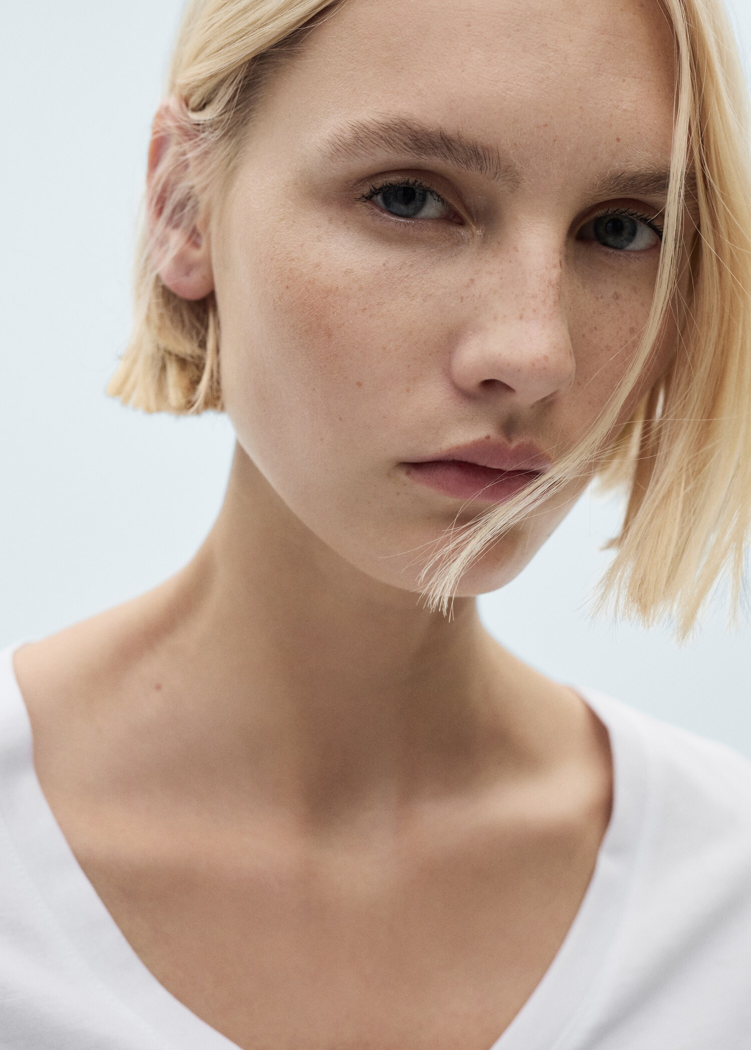 V-neck cotton T-shirt - Details of the article 1
