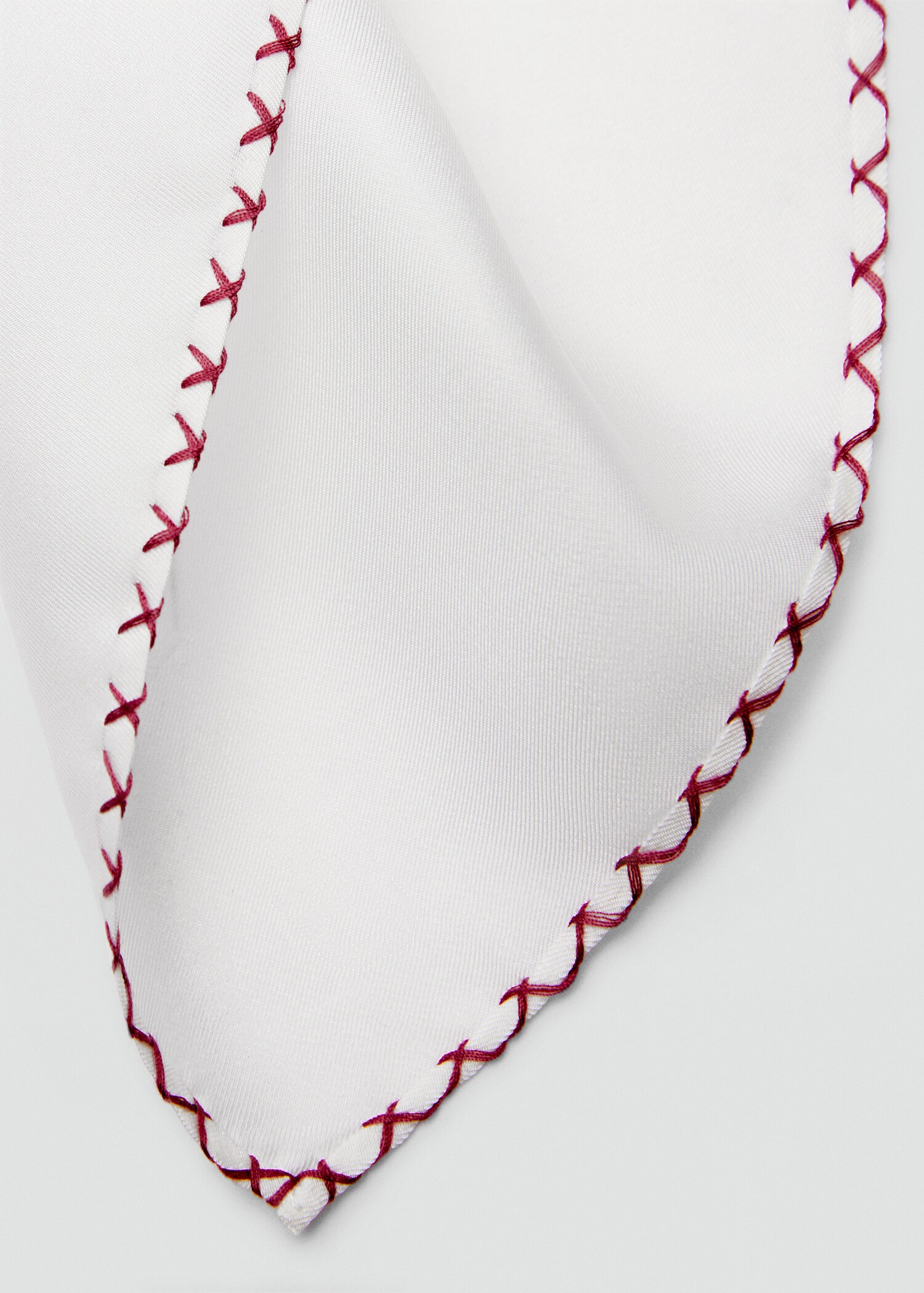 Pochette de costume soie broderies - Plan moyen