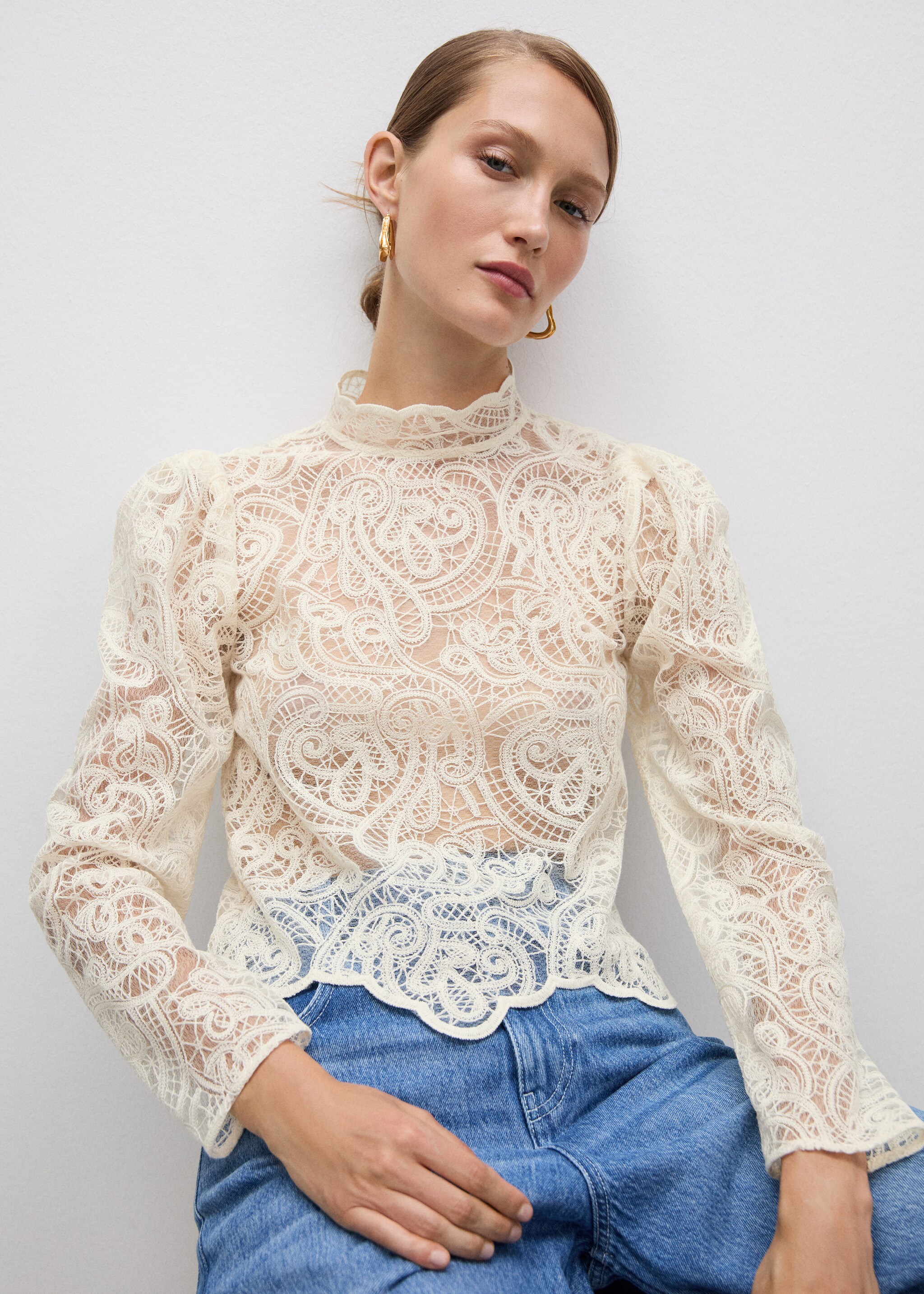 High-neck cotton lace blouse - Средний план