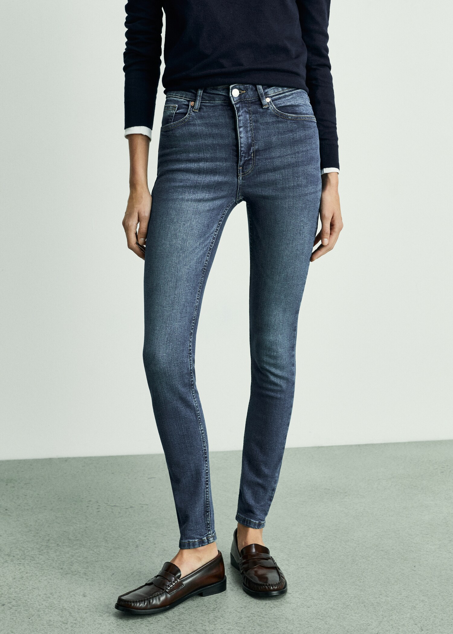 Jeans skinny tiro alto - Plano medio