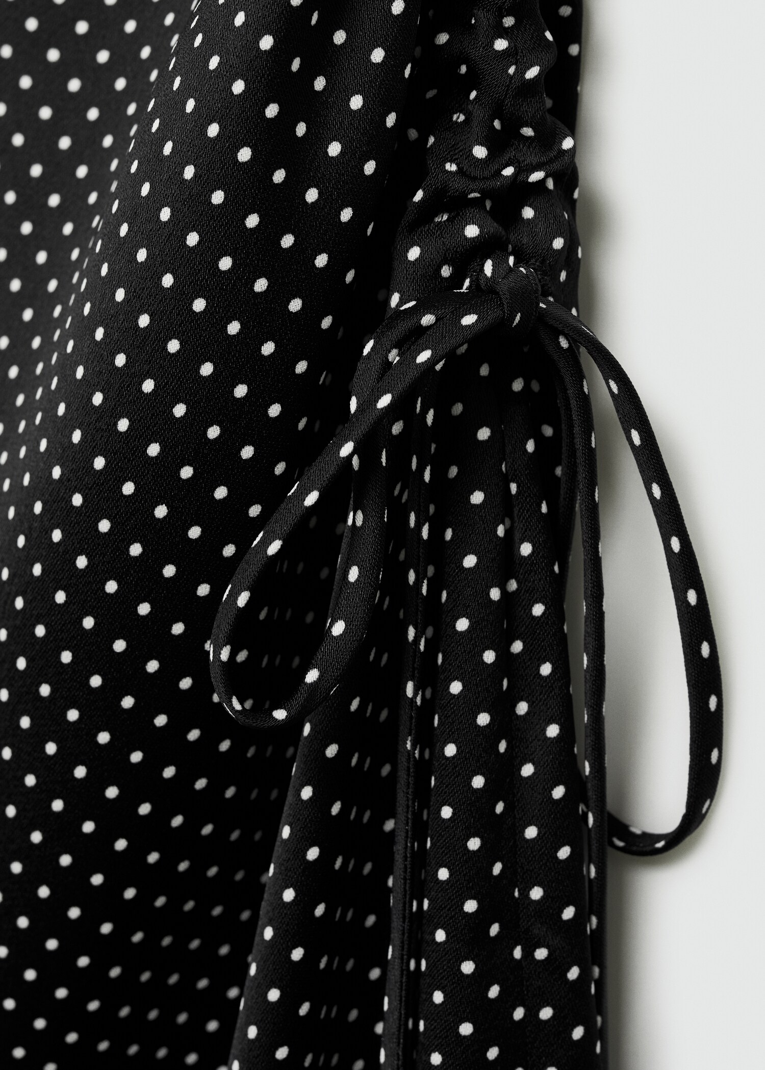 Polka-Dot-Kleid mit seitlichen Raffdetails - Detail des Artikels 8