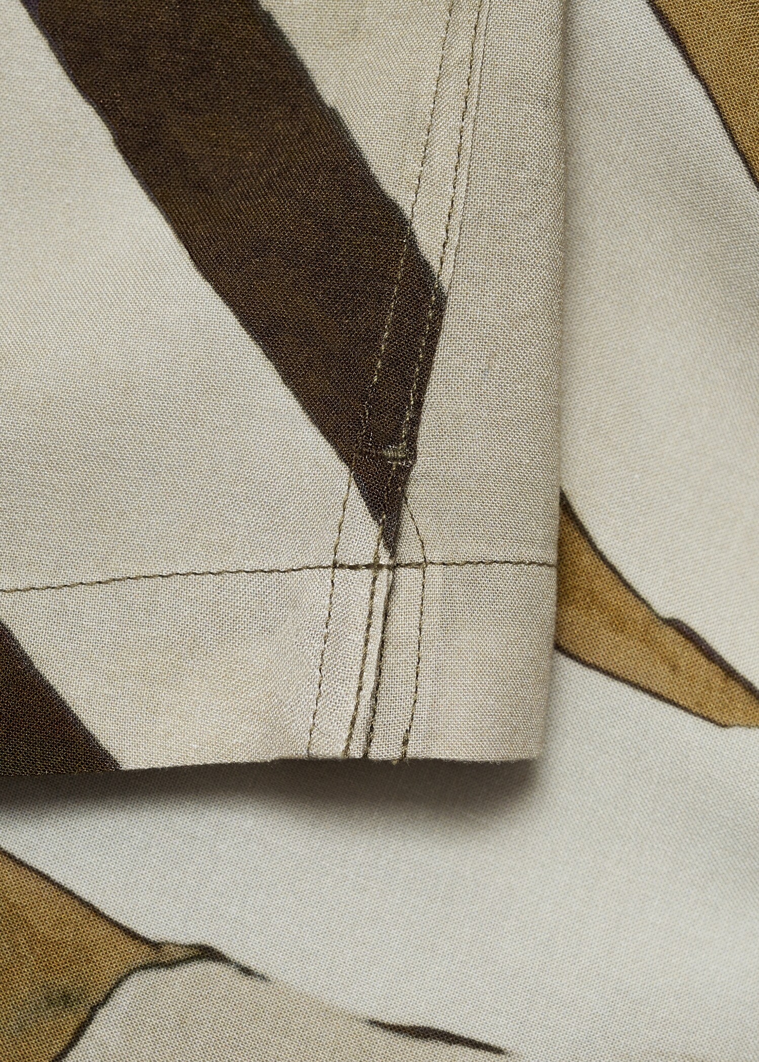 Printed flowing shirt with bowling collar - Details of the article 0