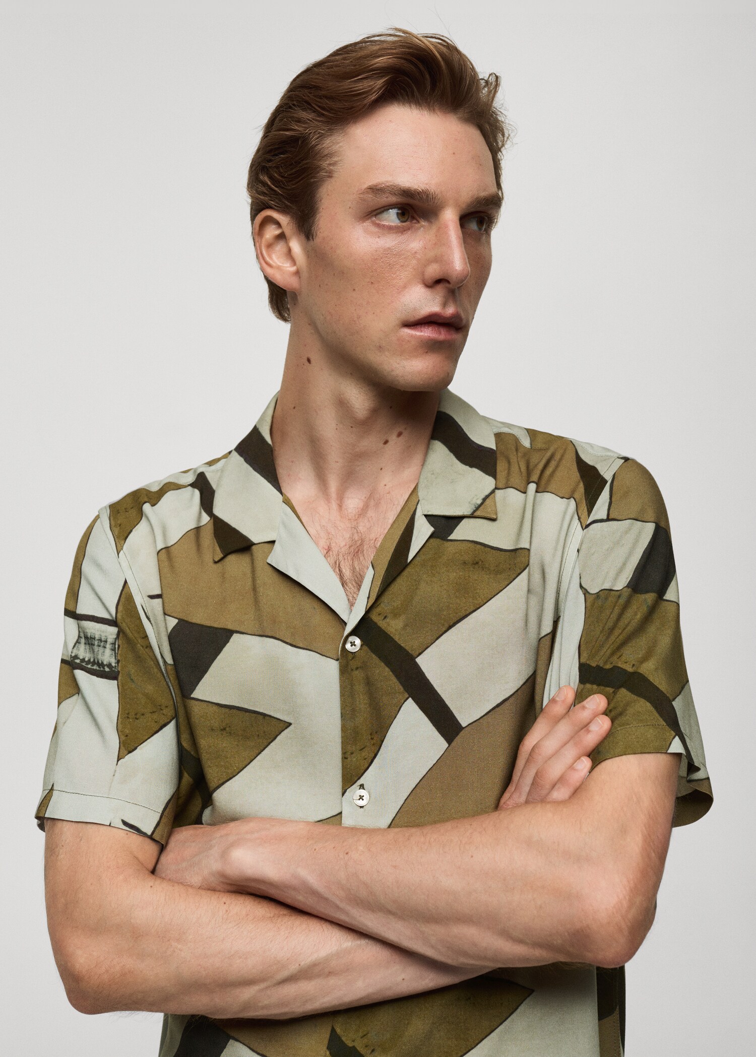 Printed flowing shirt with bowling collar - Details of the article 1