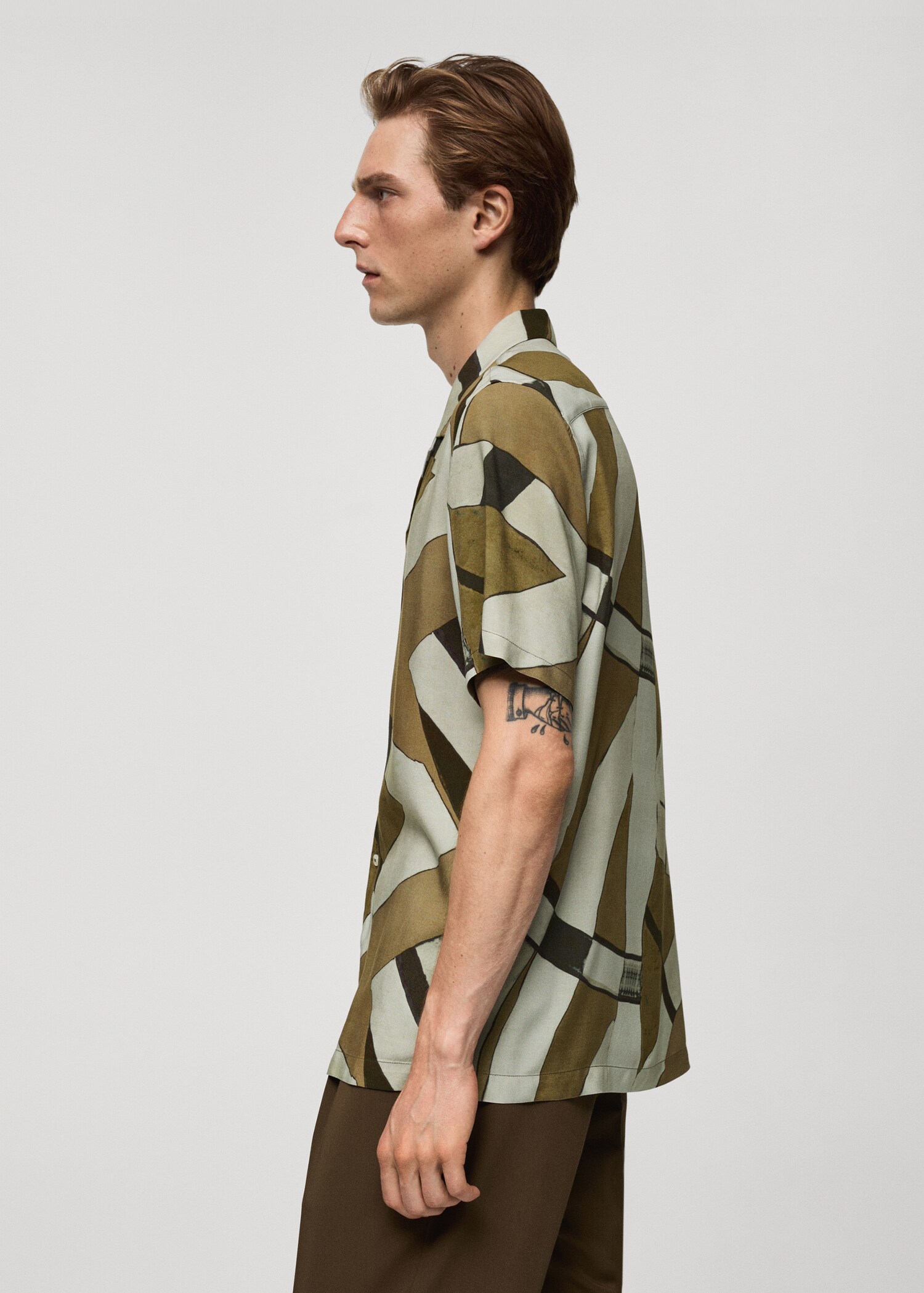 Printed flowing shirt with bowling collar - Details of the article 2