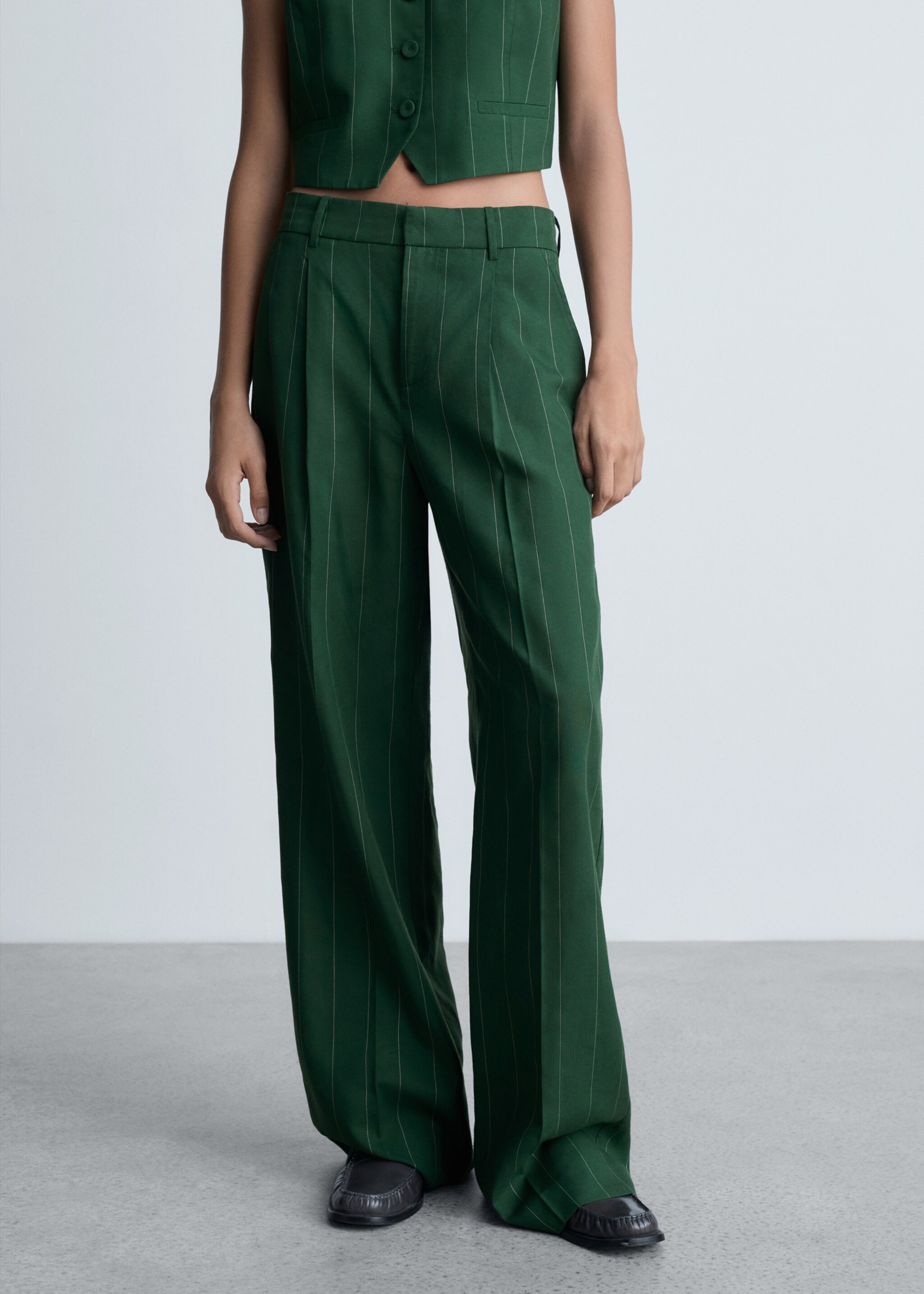 Pantalon de costume fines rayures - Plan moyen