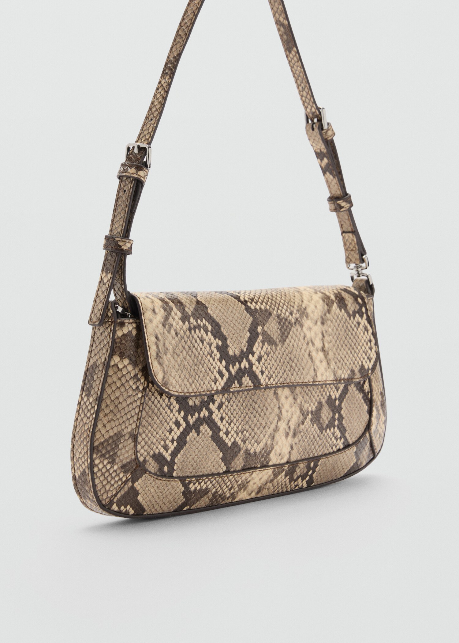 Bolso hombro solapa - Plano medio
