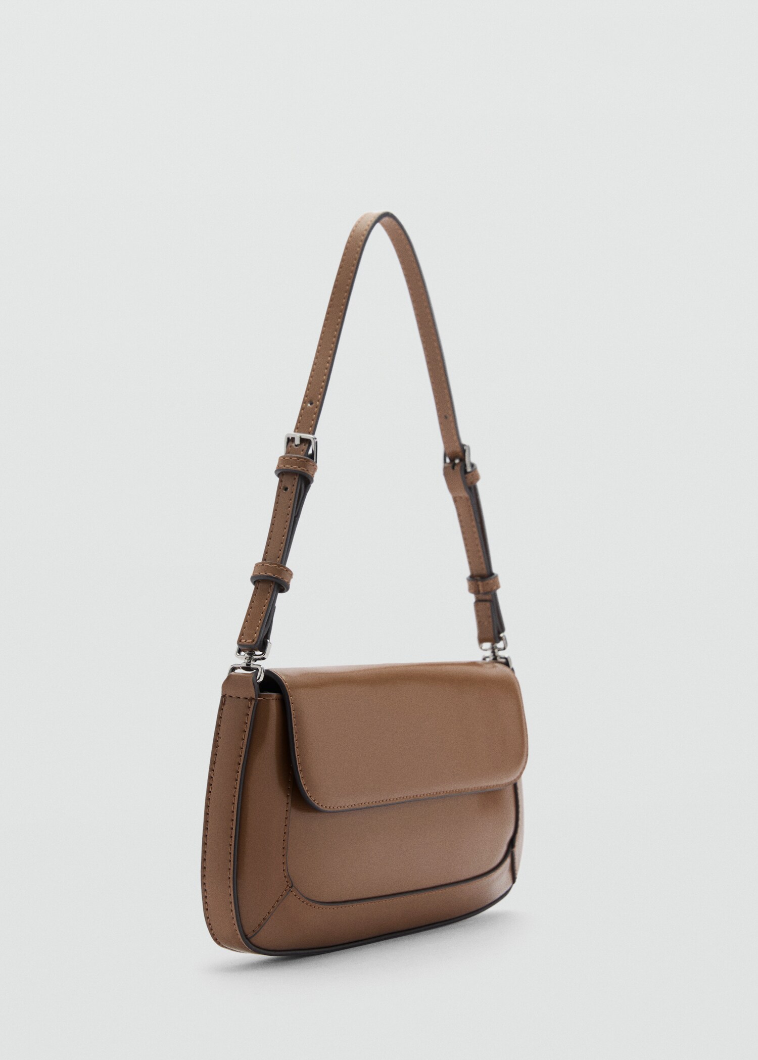 Bolso hombro solapa - Plano medio