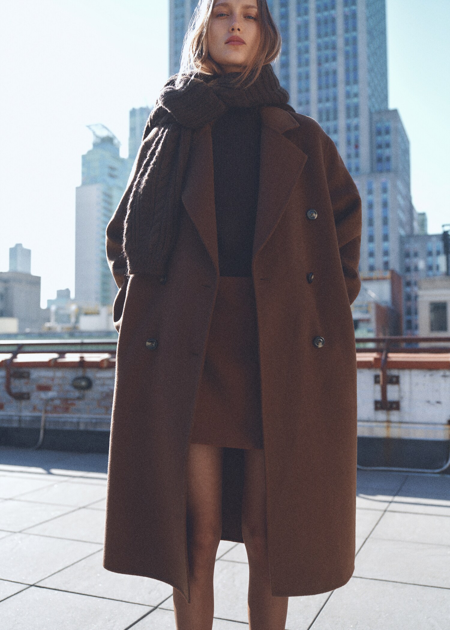 Manteau laine fait main oversize - Plan moyen