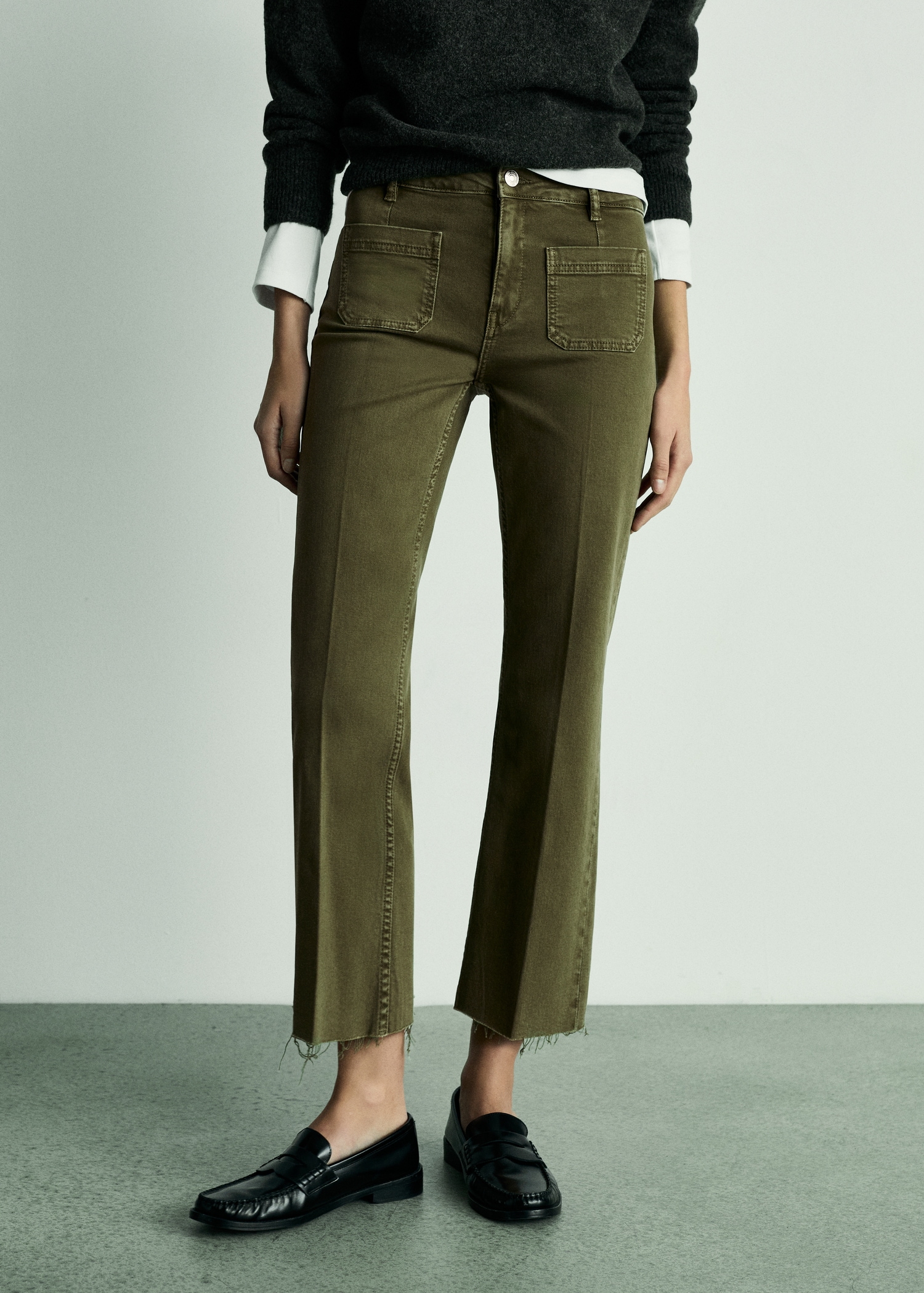 Jeans flare crop bolsillos - Plano medio