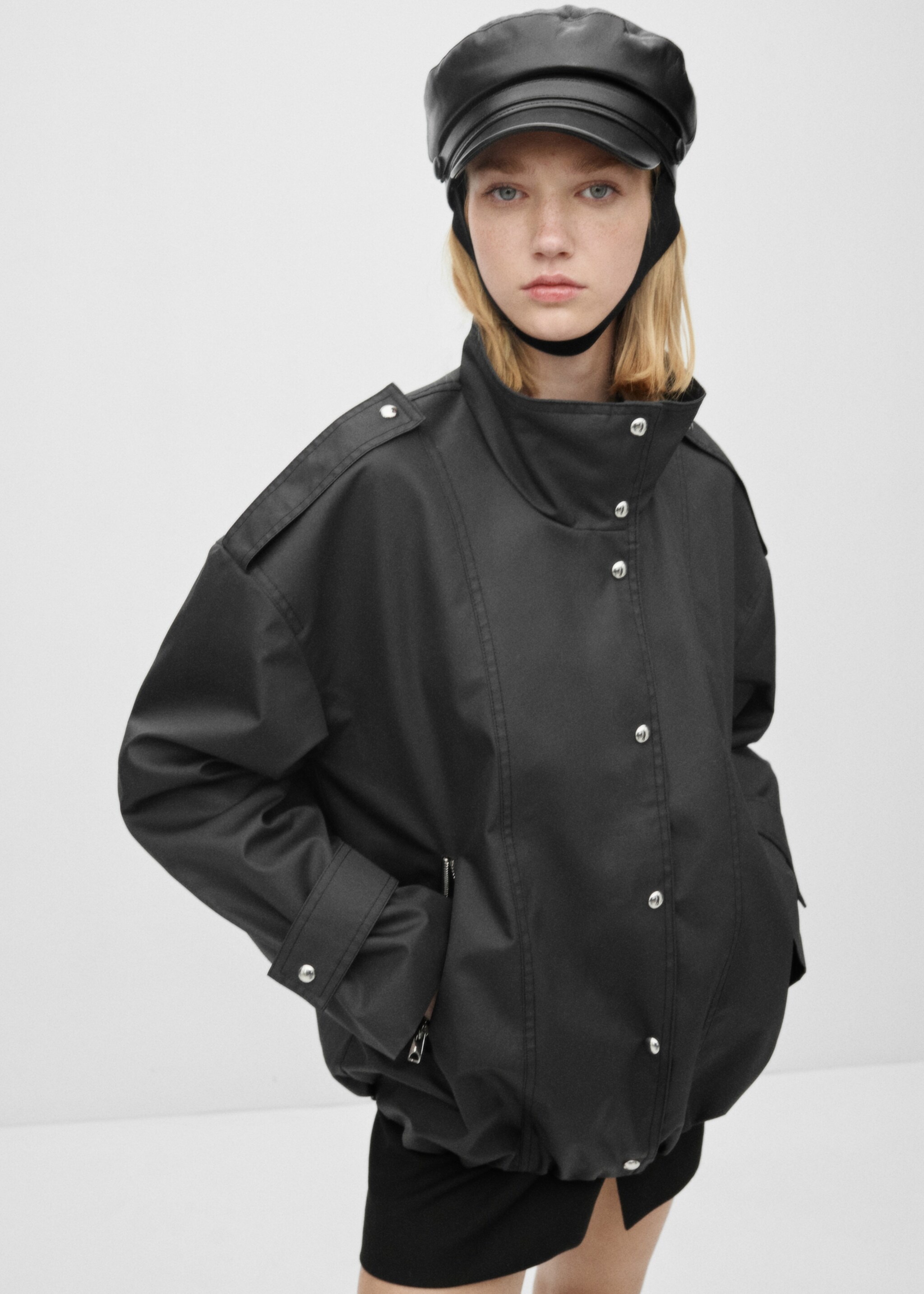 Parka oversize botones - Plano medio