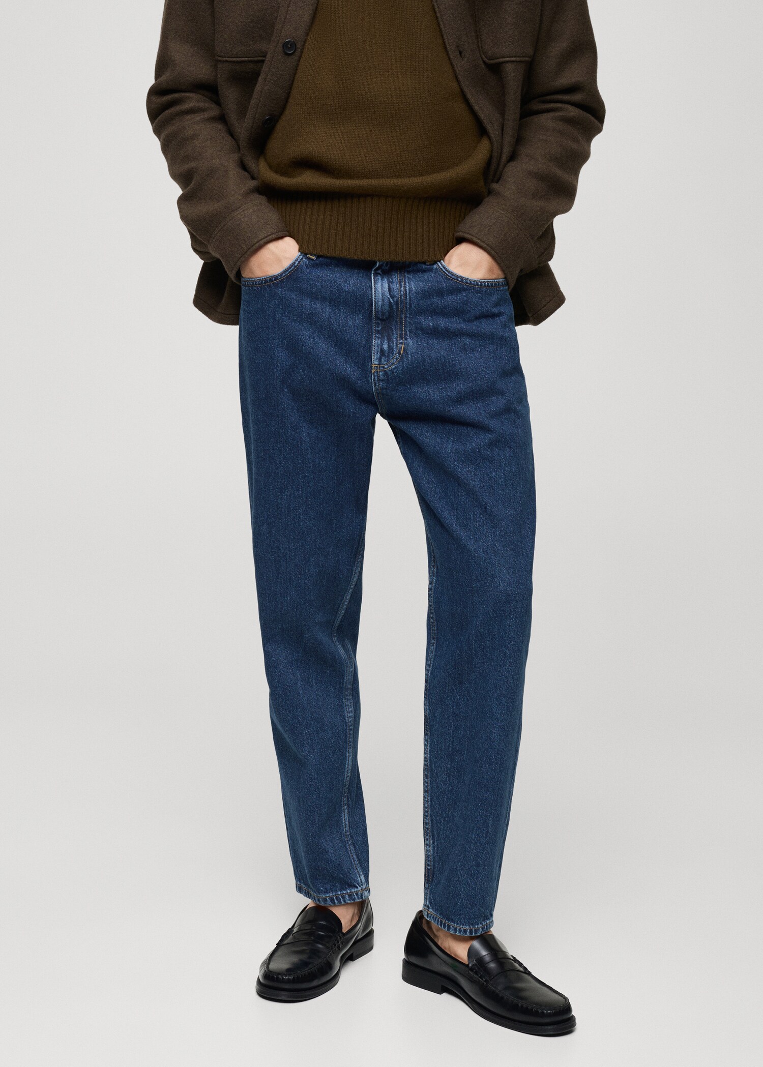 Jean tapered-fit délavé foncé - Plan moyen