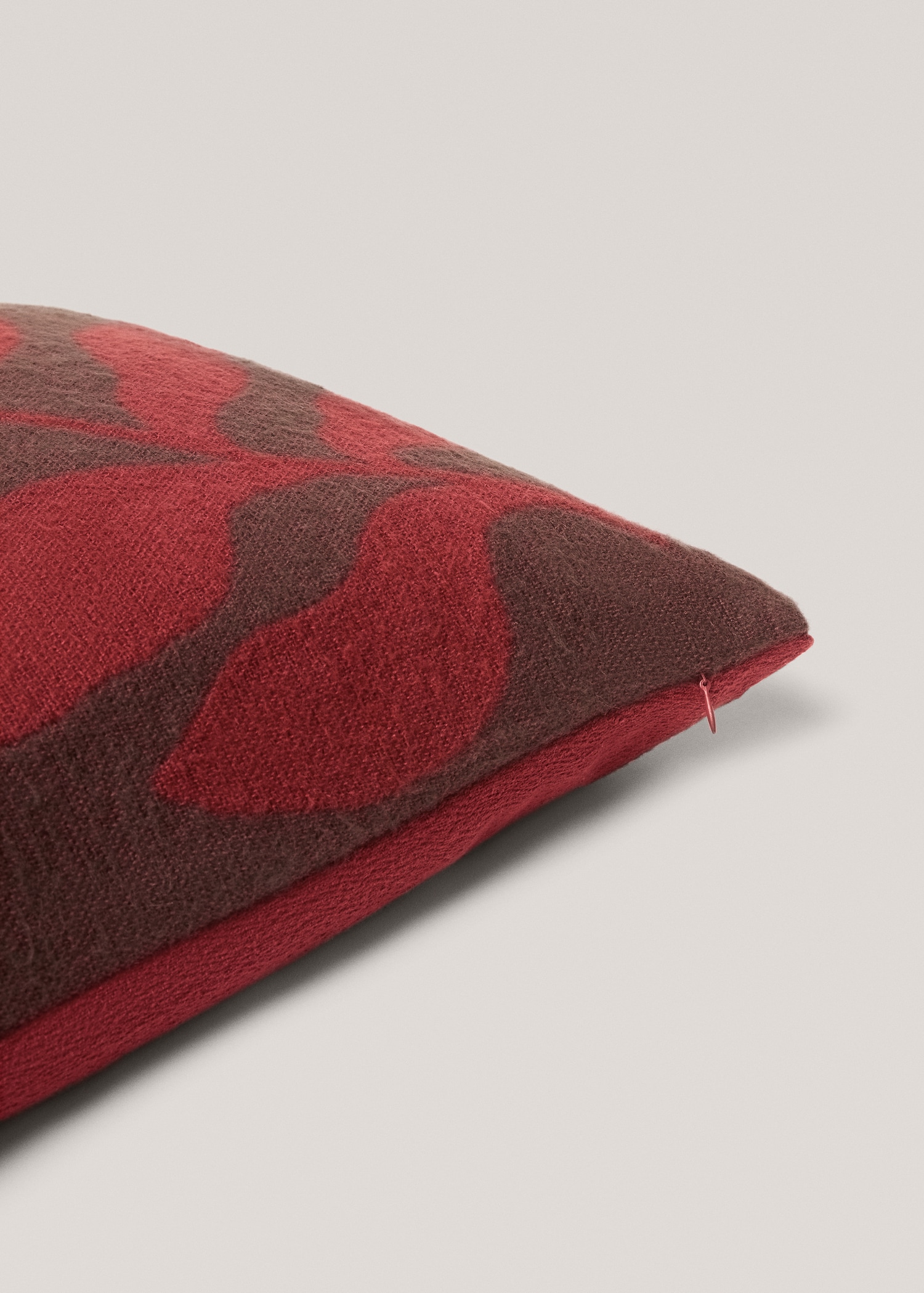 Cotton cushion cover with leaf design - Details of the article 2