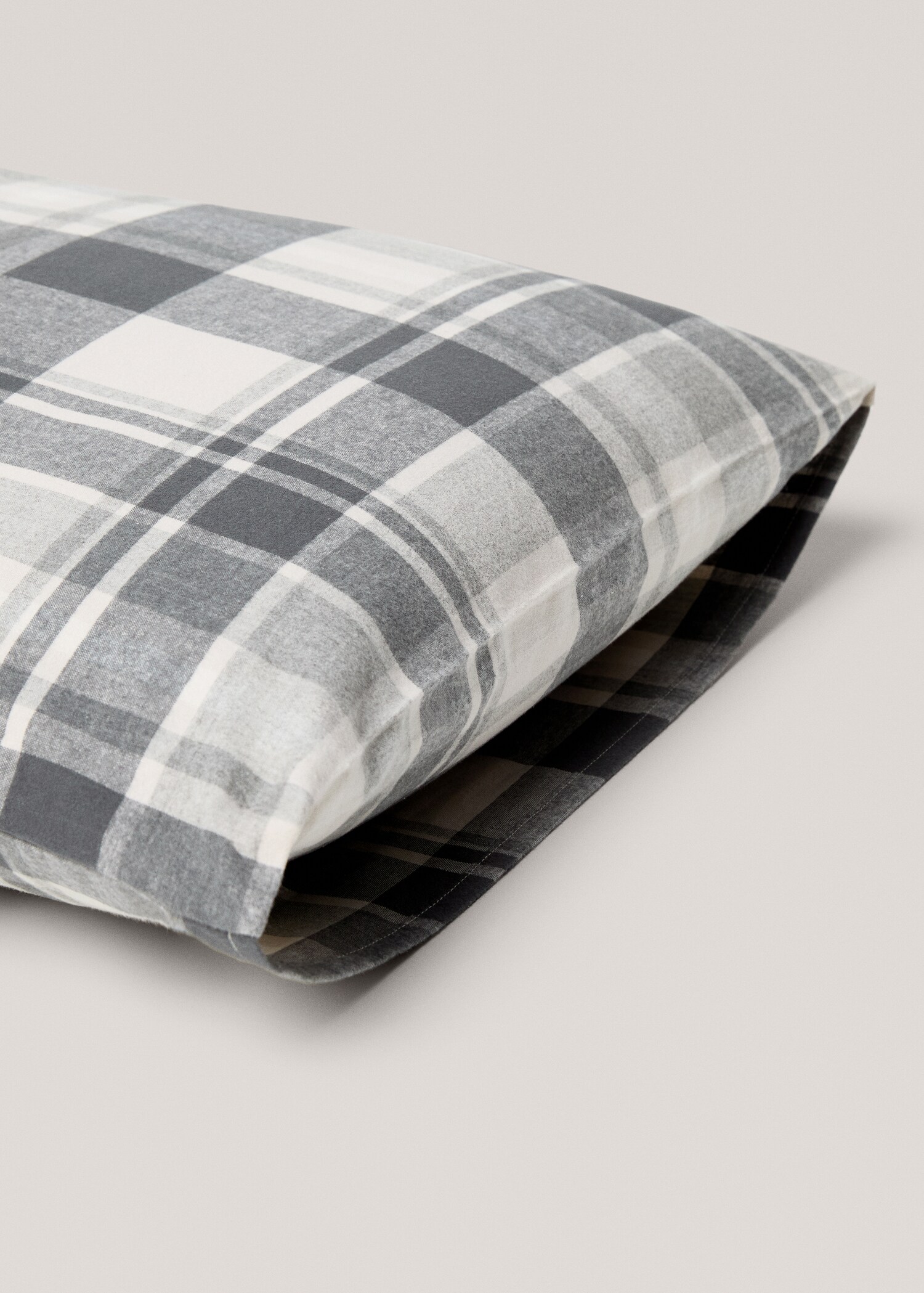 Cotton flannel checkered pillowcase 60x60cm - Details of the article 2