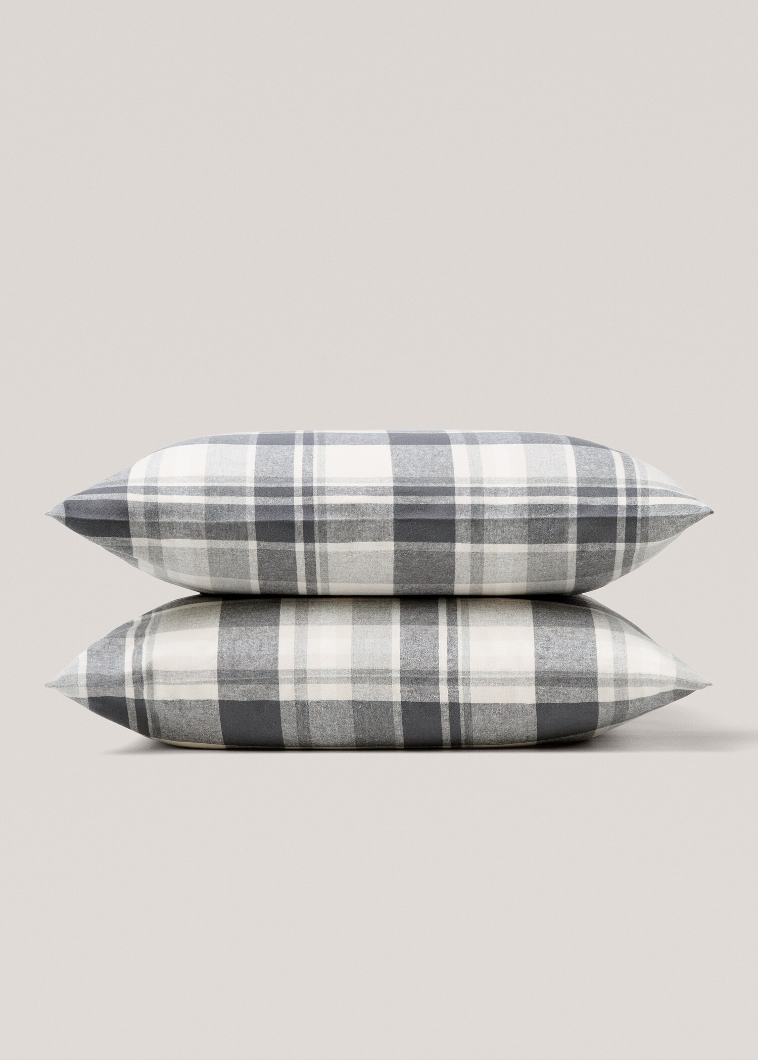 Cotton flannel checkered pillowcase 60x60cm - Details of the article 3