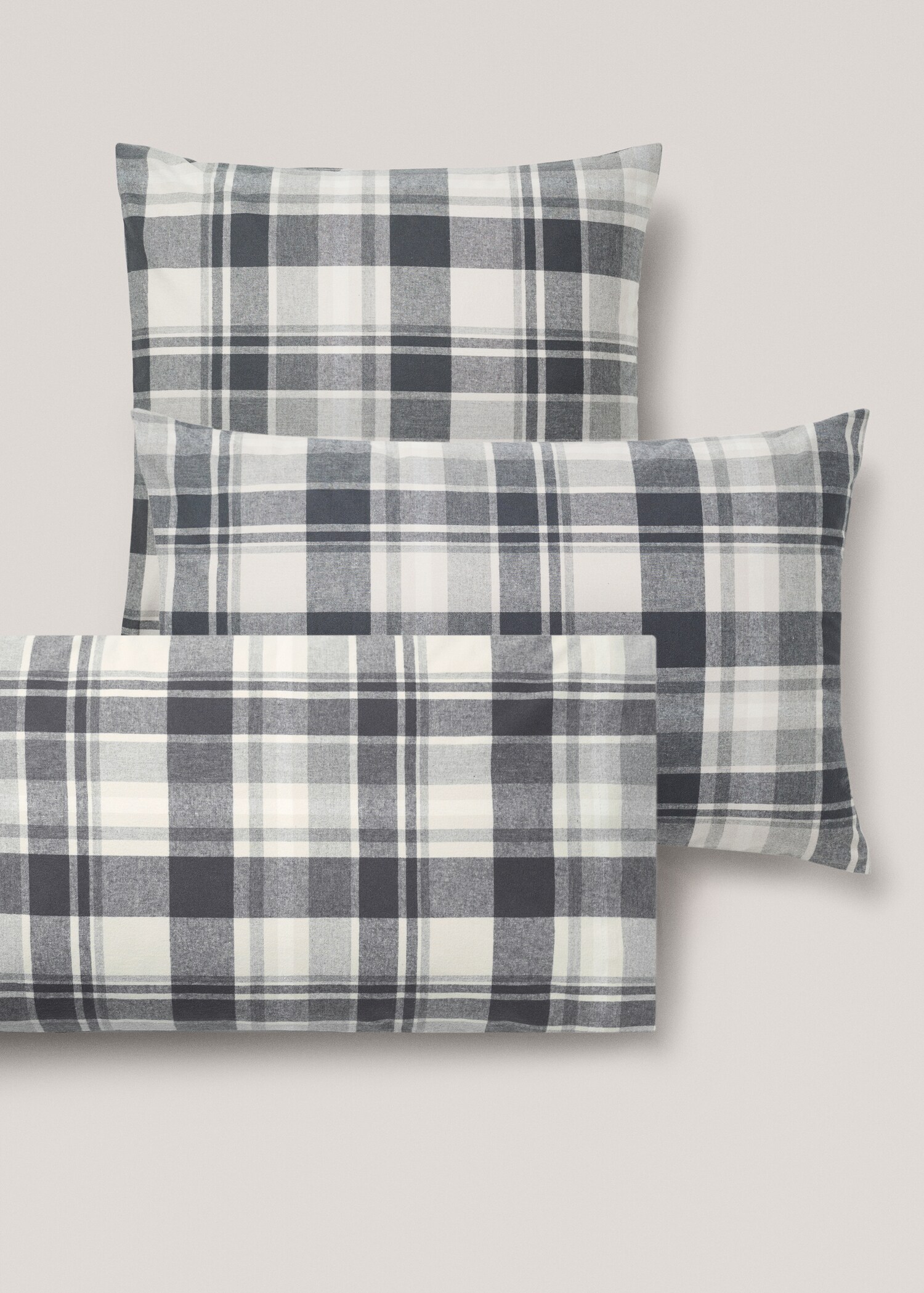 Cotton flannel checkered pillowcase 60x60cm - Details of the article 4