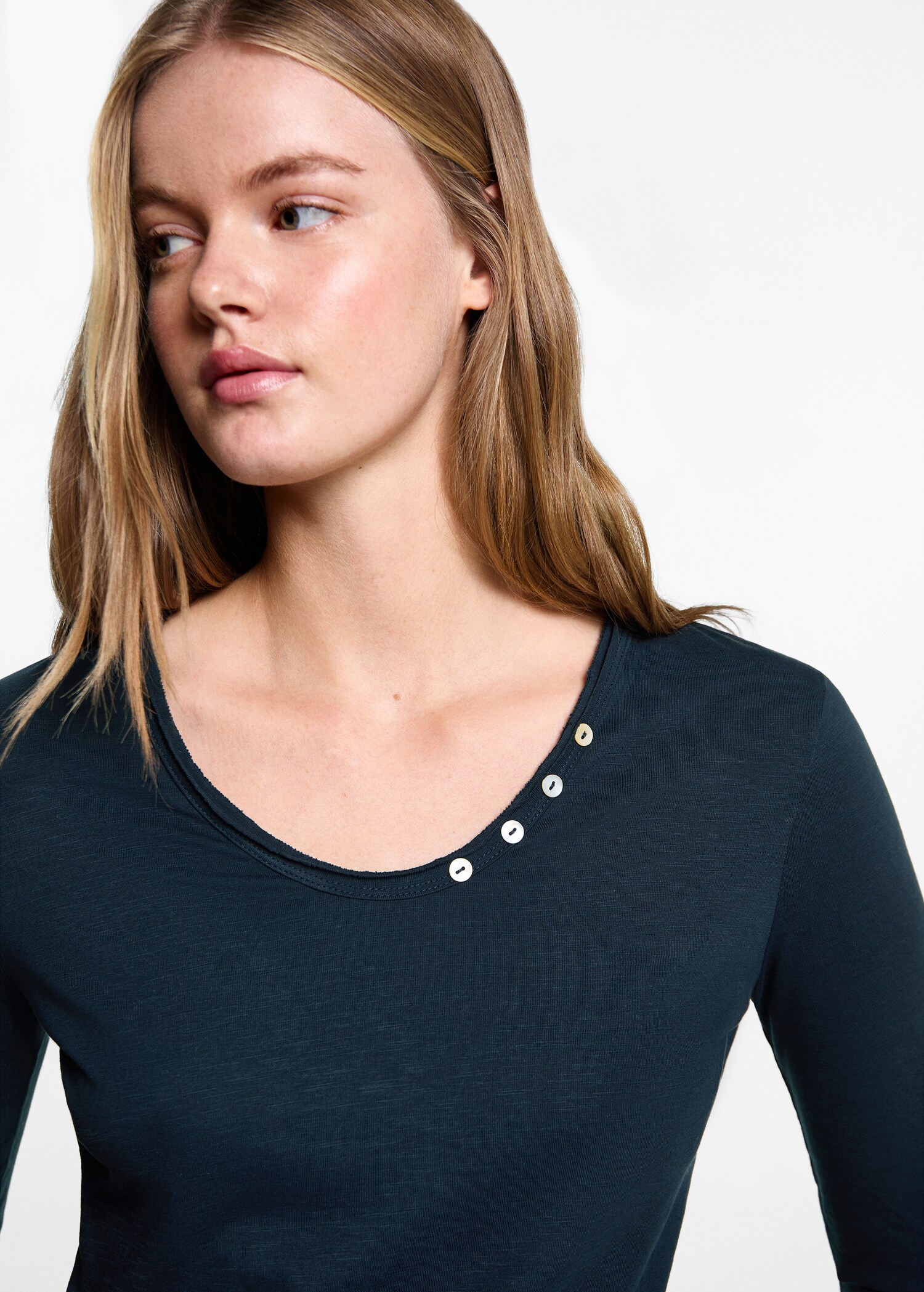 Buttoned long sleeve t-shirt - Details of the article 1