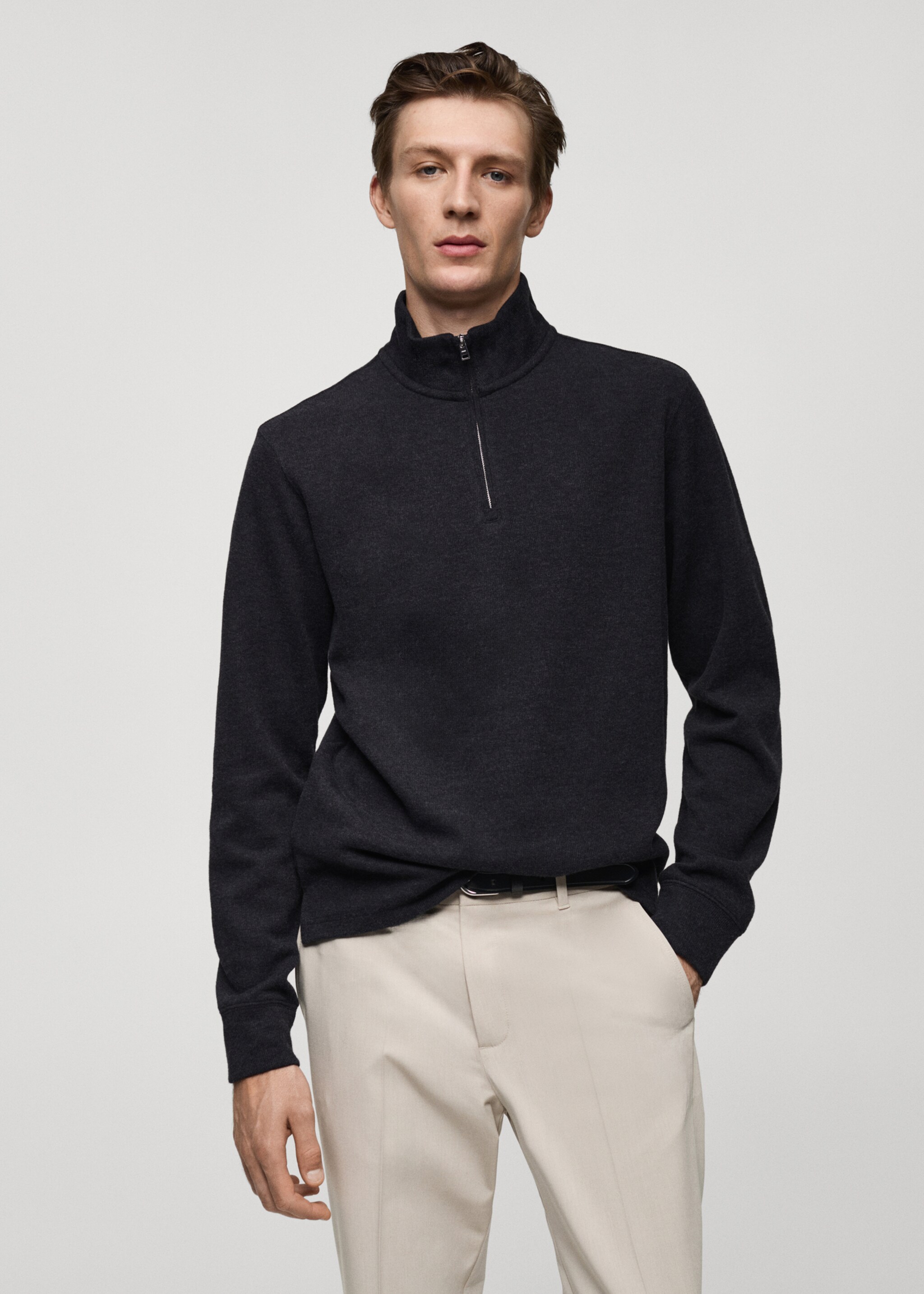 Geripptes Sweatshirt mit Kaminkragen - Mittlere Ansicht