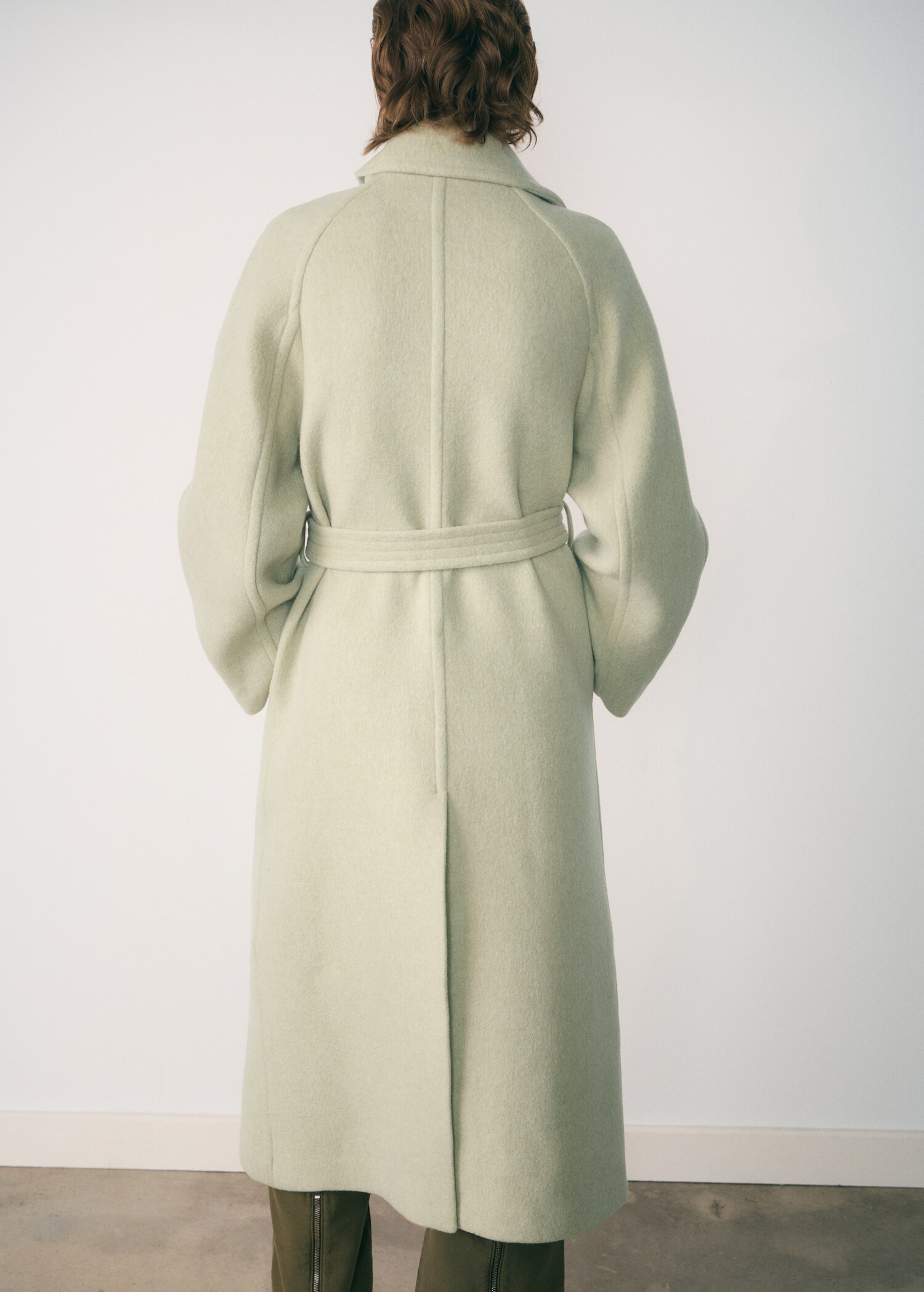 Woollen coat with belt - Reverse of the article