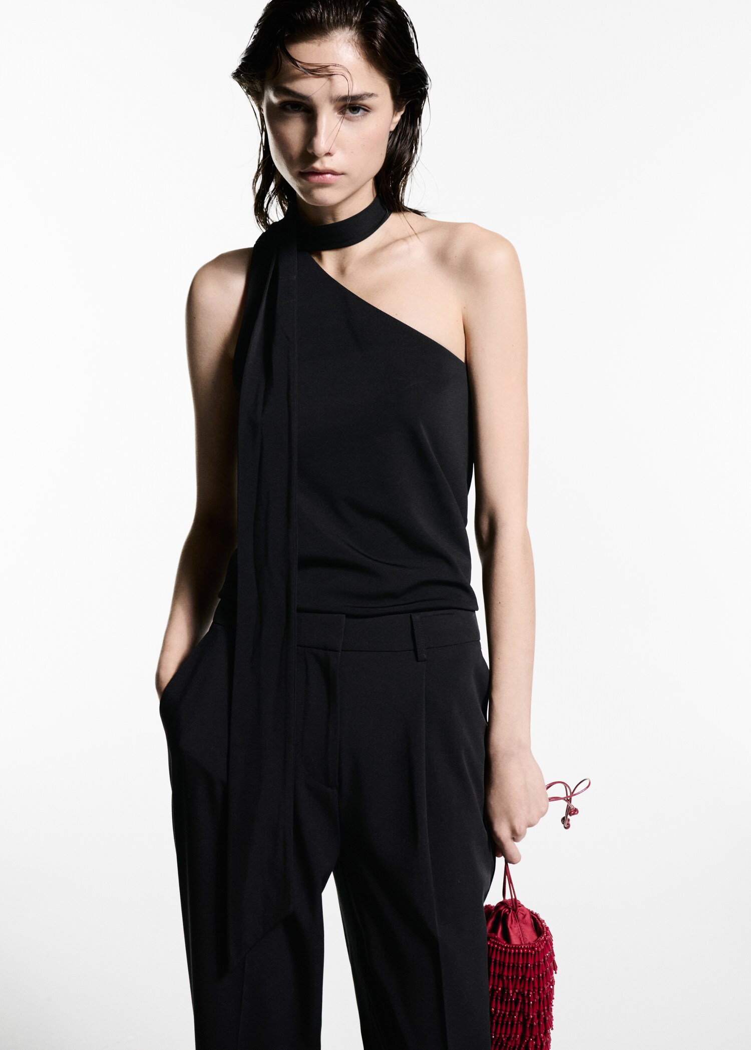 Top asimétrico cuello choker - Plano medio