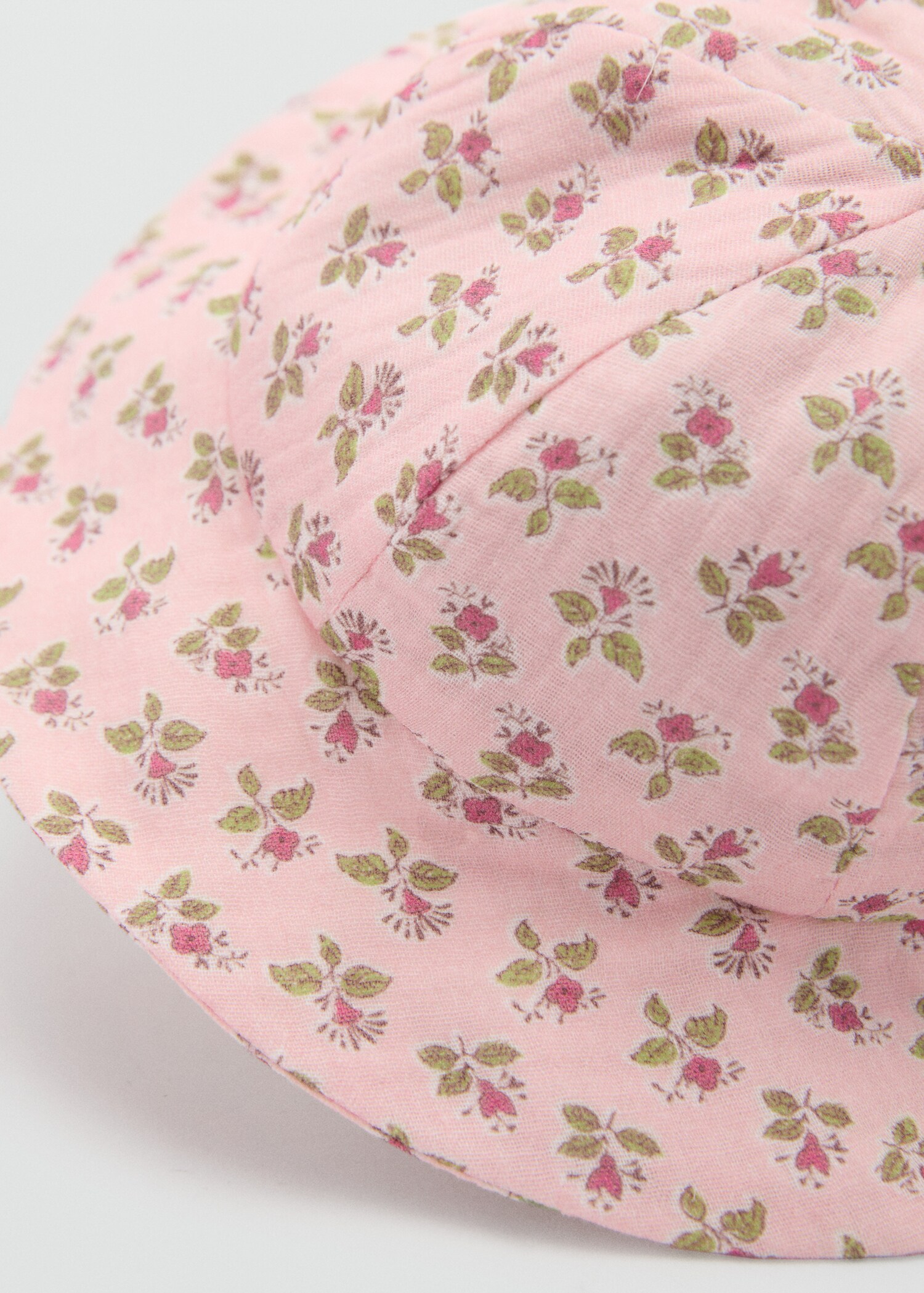 Chapeau bob fleurs - Plan moyen