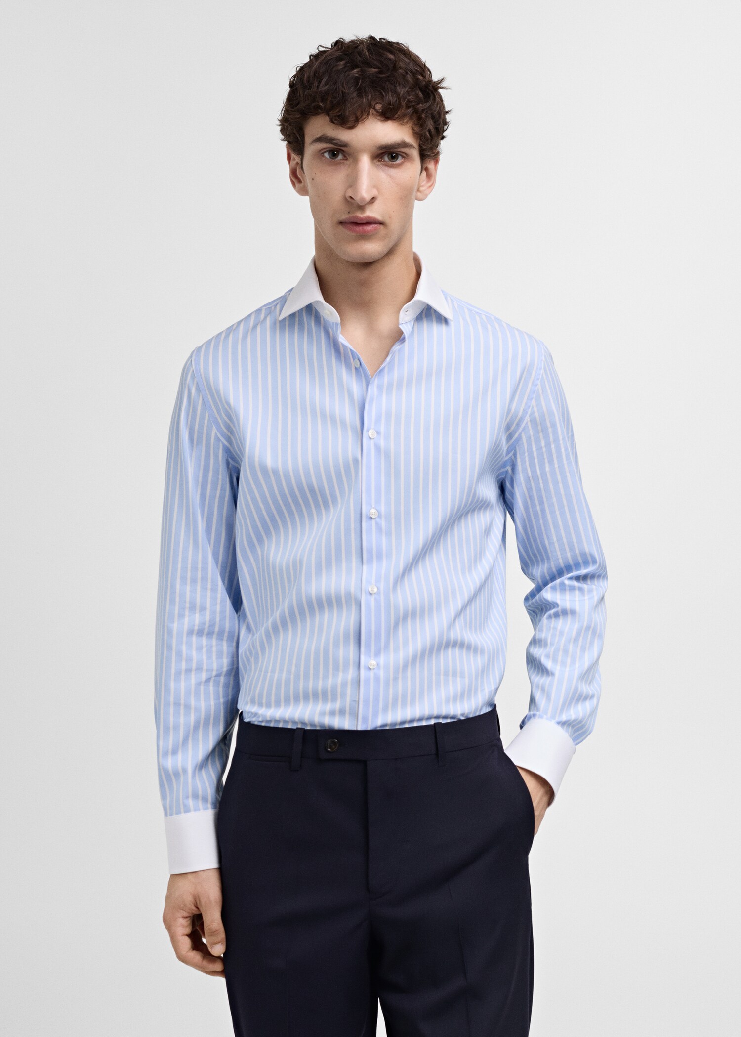 Костюмная рубашка slim fit в полоску - Средний план