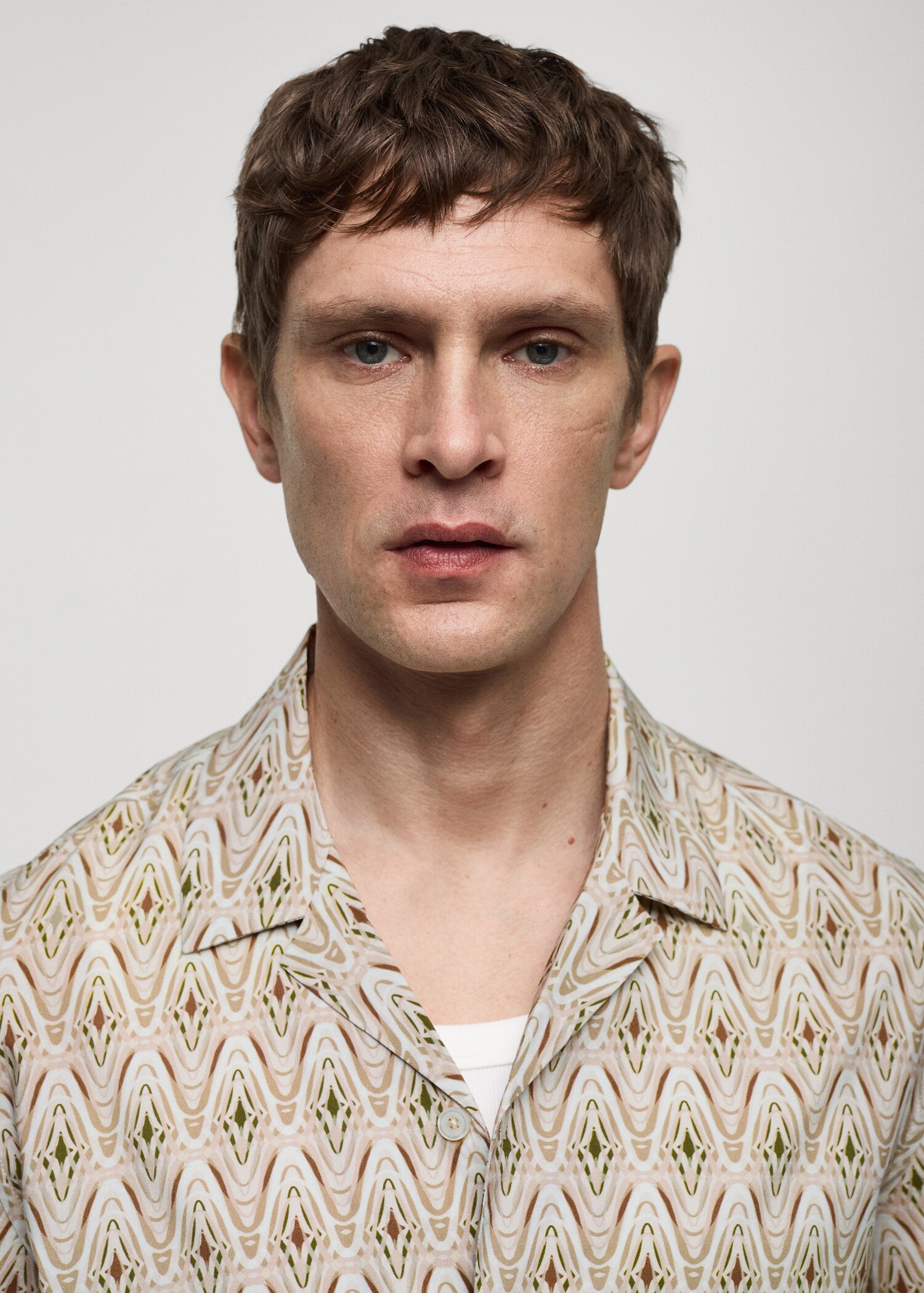 Printed flowing shirt with bowling collar - Details of the article 1