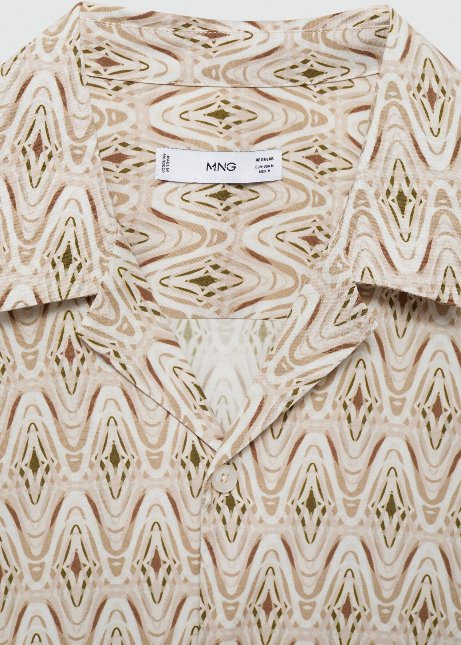 Printed flowing shirt with bowling collar - Details of the article 8