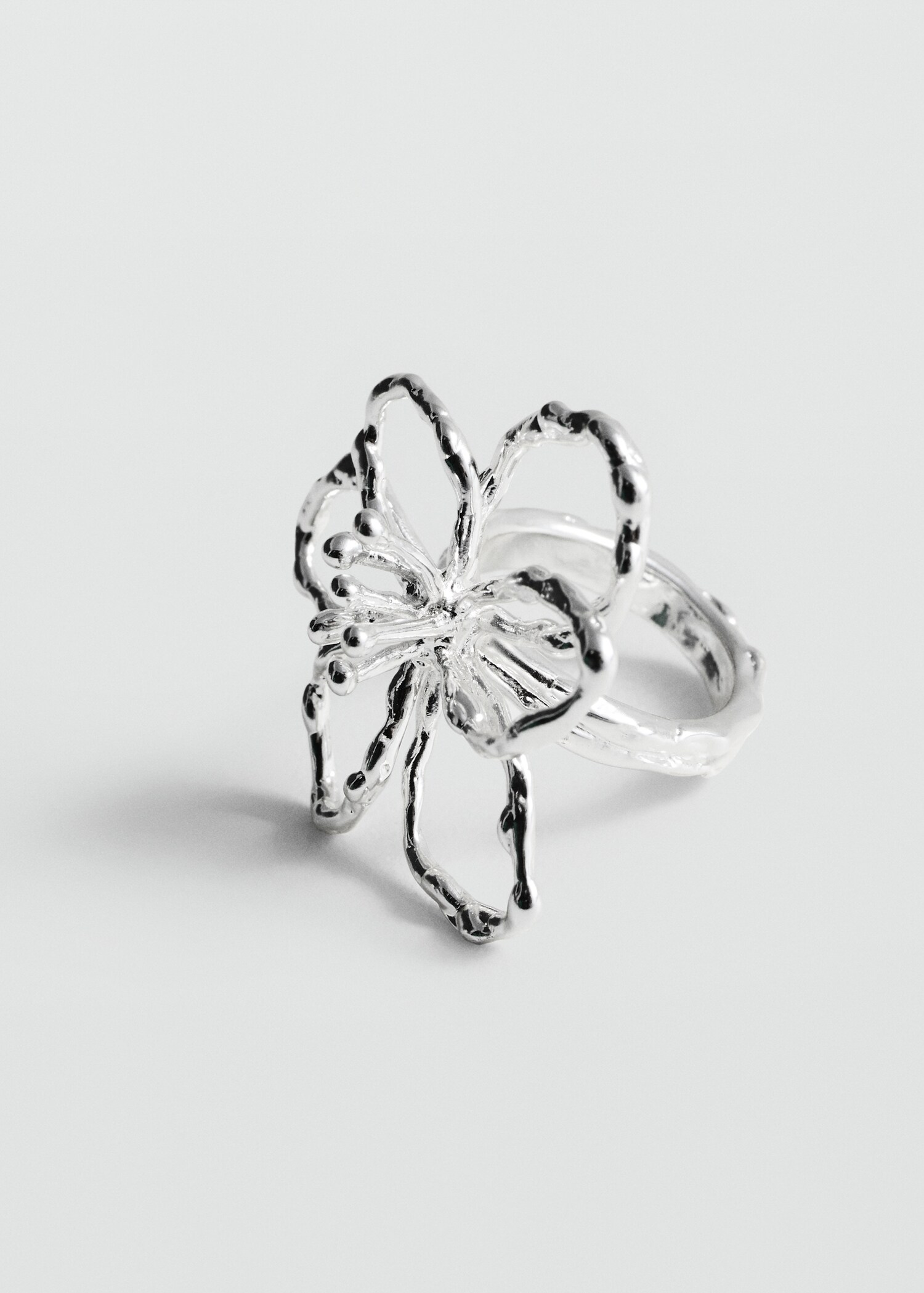 Bague fleur relief - Plan moyen