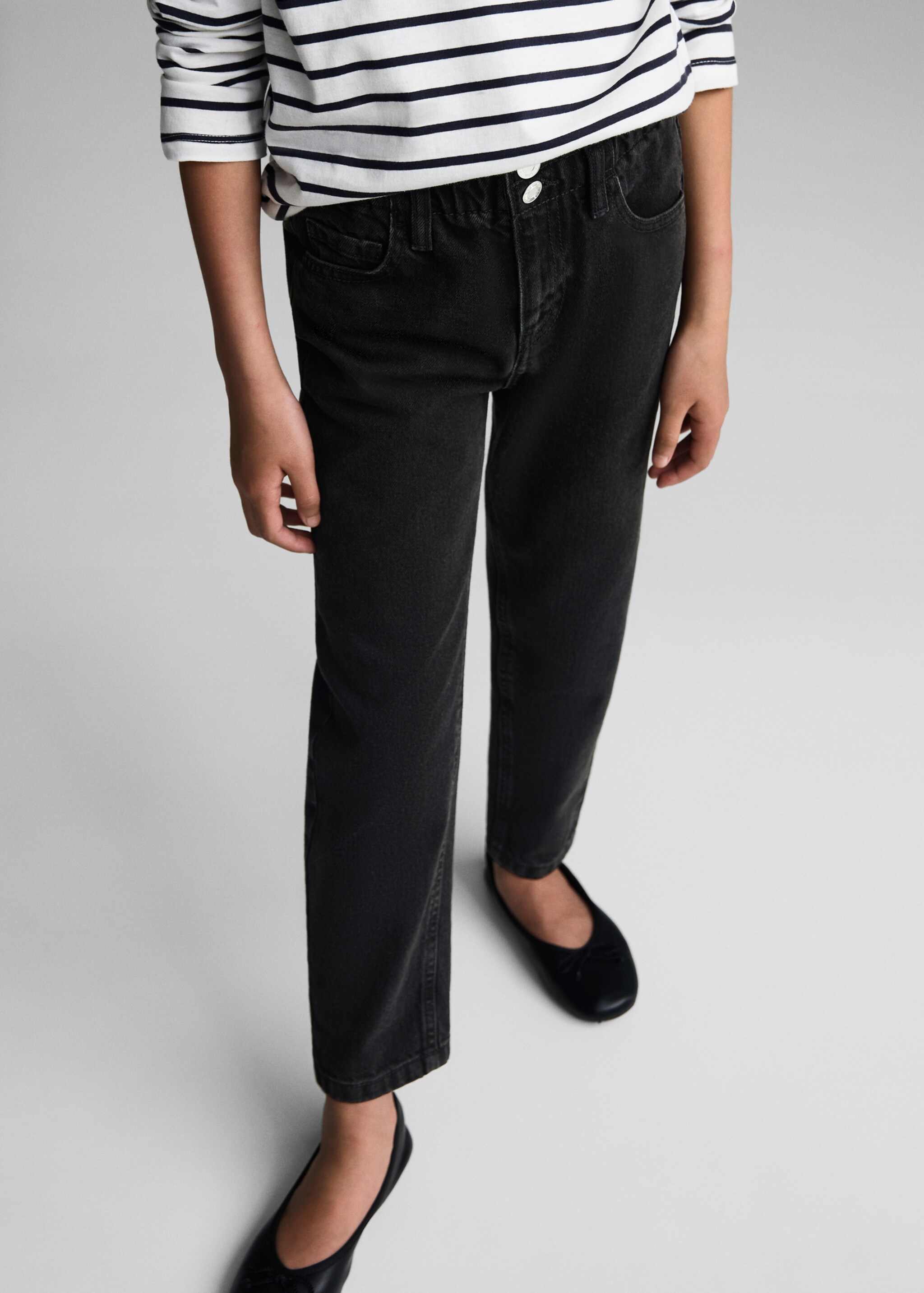 Paperbag jeans - Details of the article 6, Black denim. Ref: 77031008-00.