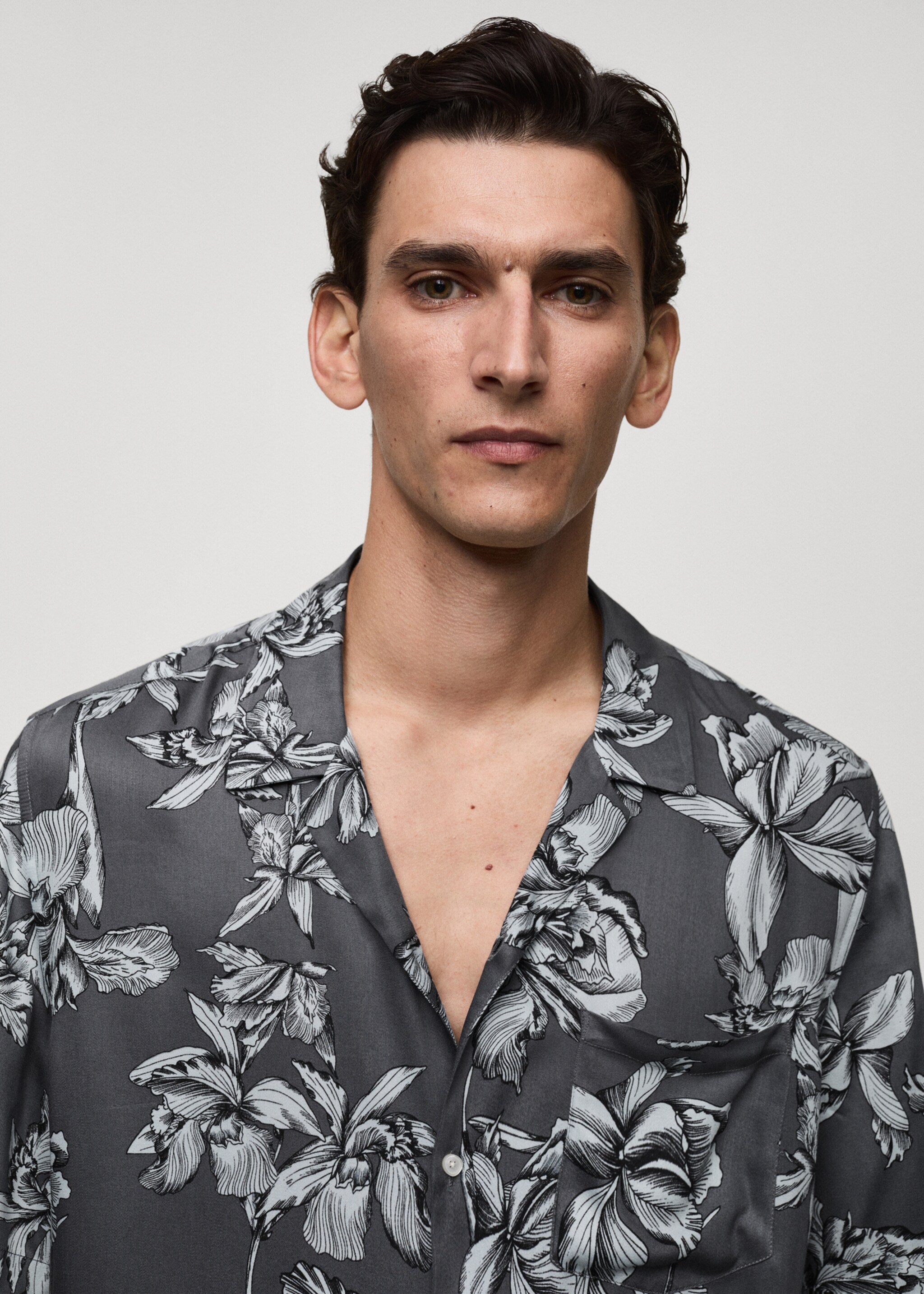 Camisa regular fit estampado hawaiano - Detalle del artículo 1, Gris antracita. Ref: 77032548-00.
