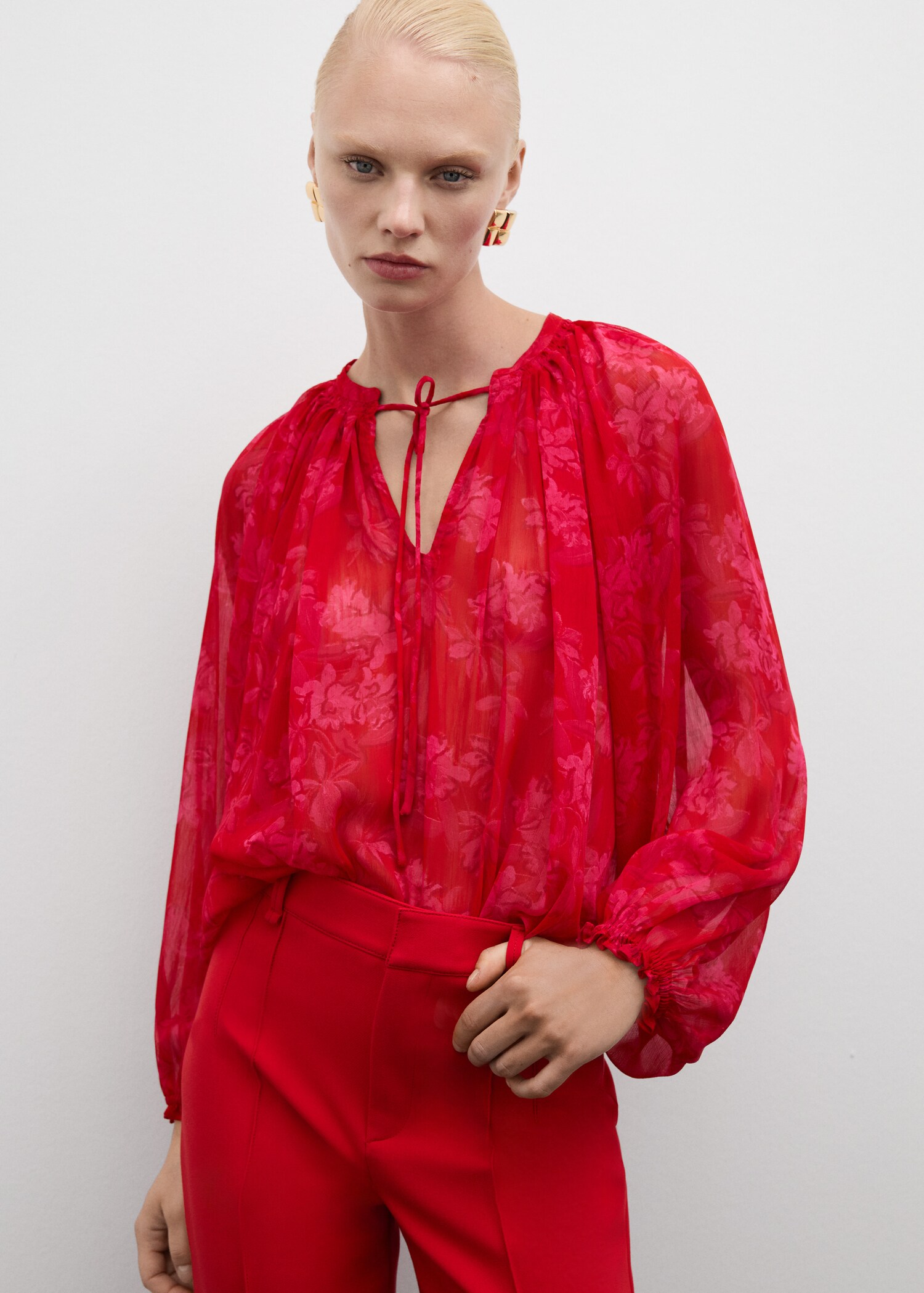 Blouse semi-transparente en imprimé fleuri - Plan moyen