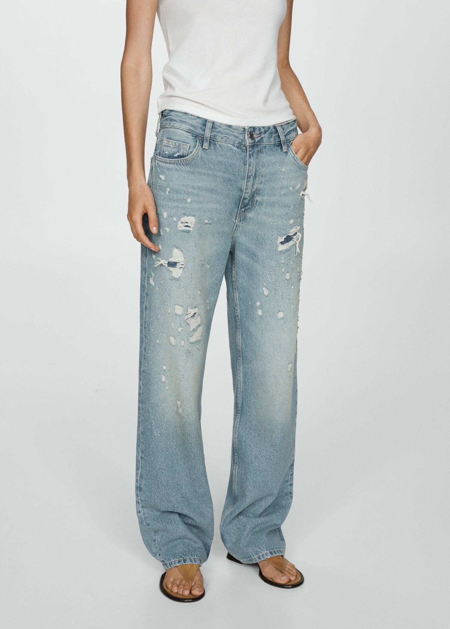 Jeans rectos rotos decorativos - Plano medio