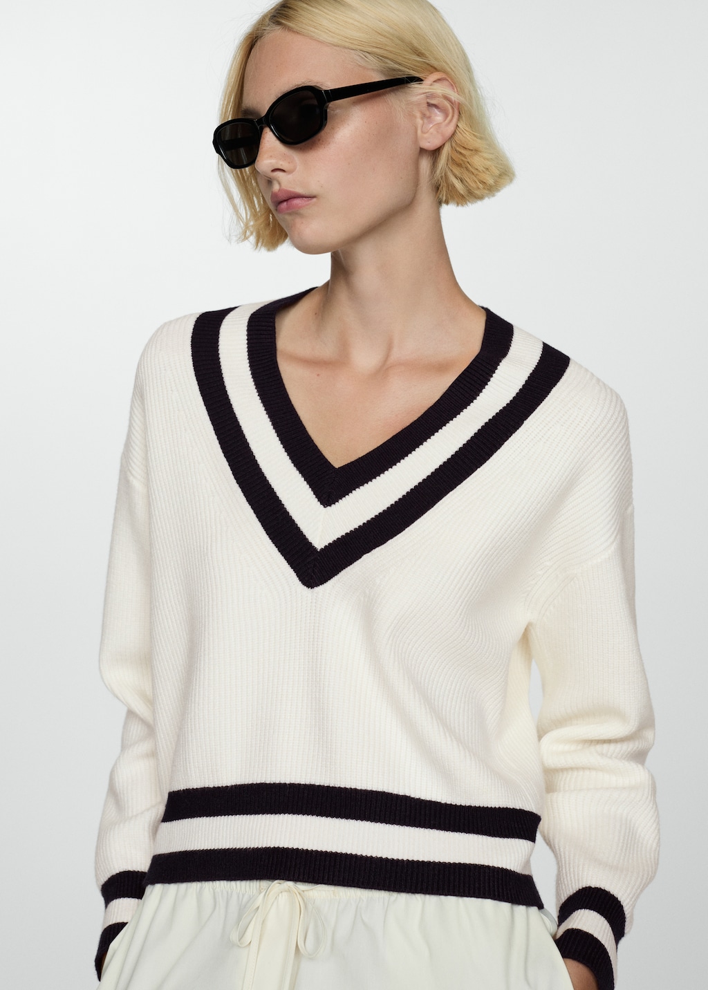 Contrasting V neck sweater