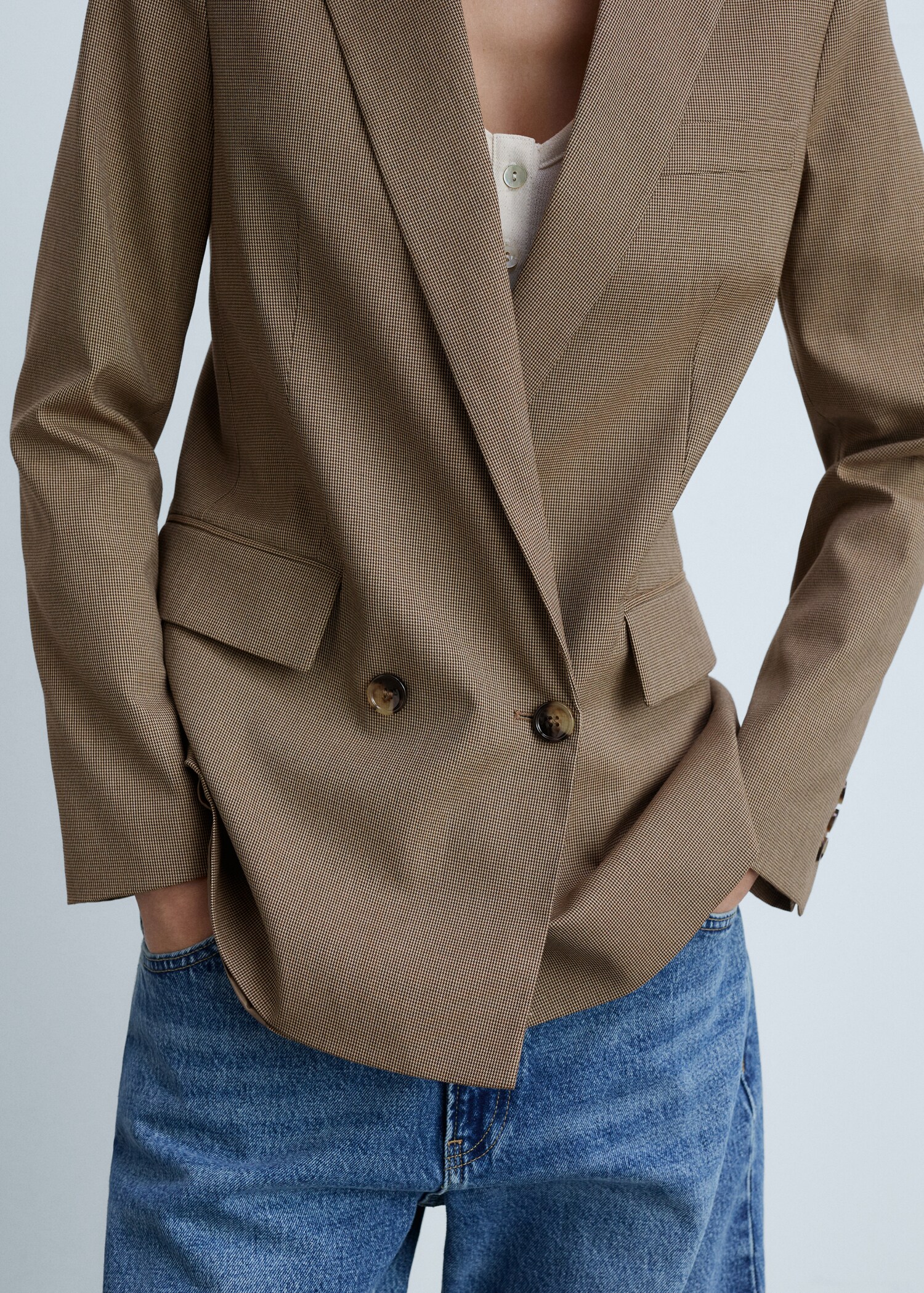 Front button closure - Details of the article 6