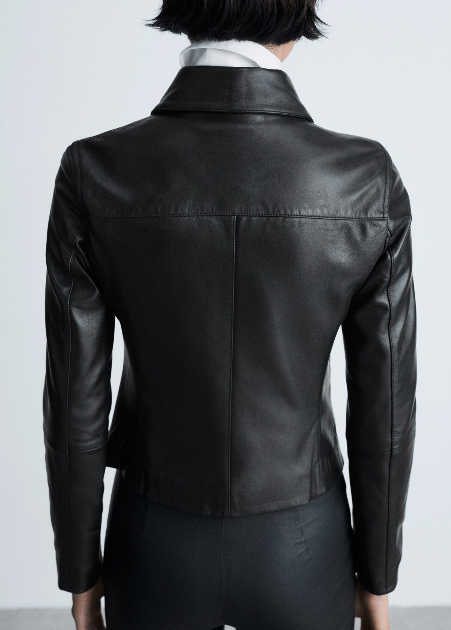 Leather zipper jacket - Reverse of the article