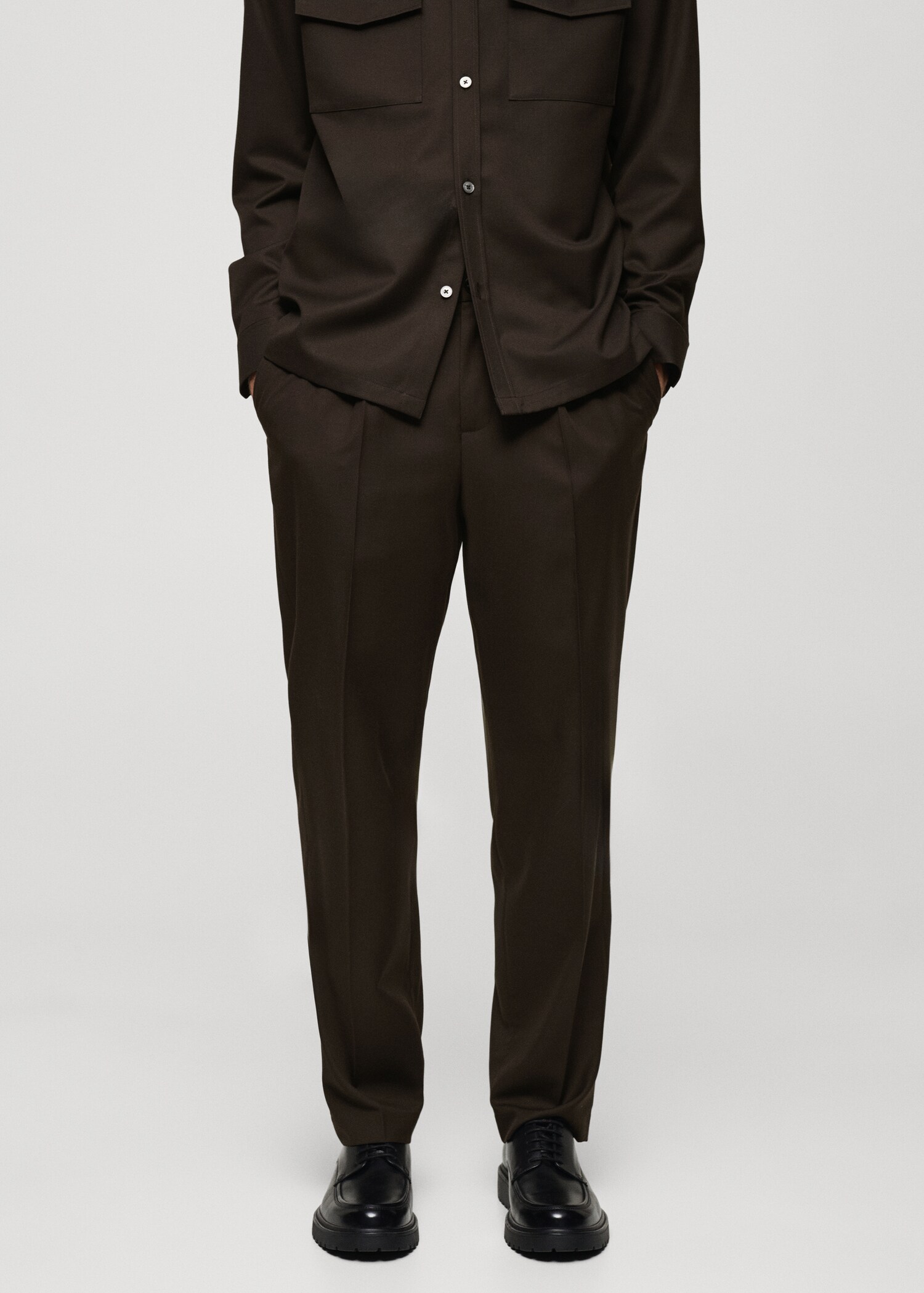 Pantalón regular fit pinzas - Plano medio