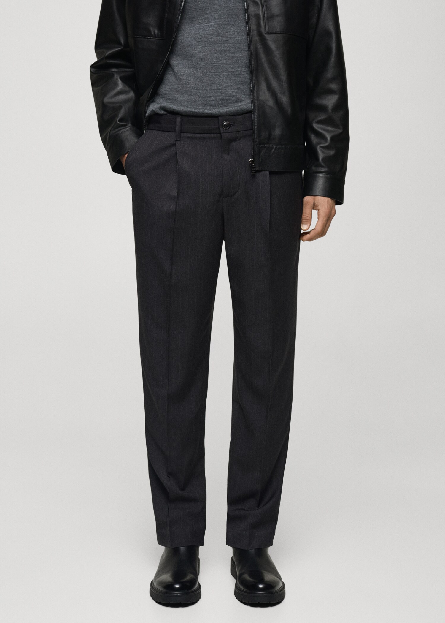 Pantalón regular fit pinzas - Plano medio
